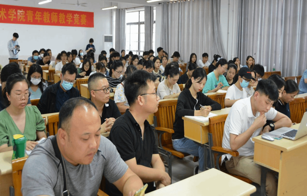 全体党员参加学习会.png