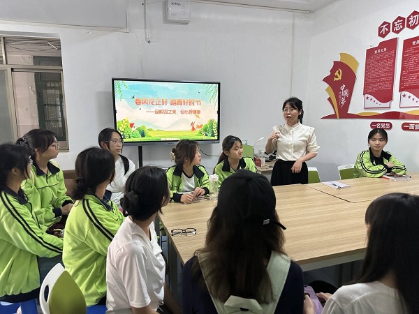 诸葛六英给班干部们介绍活动内容.jpg