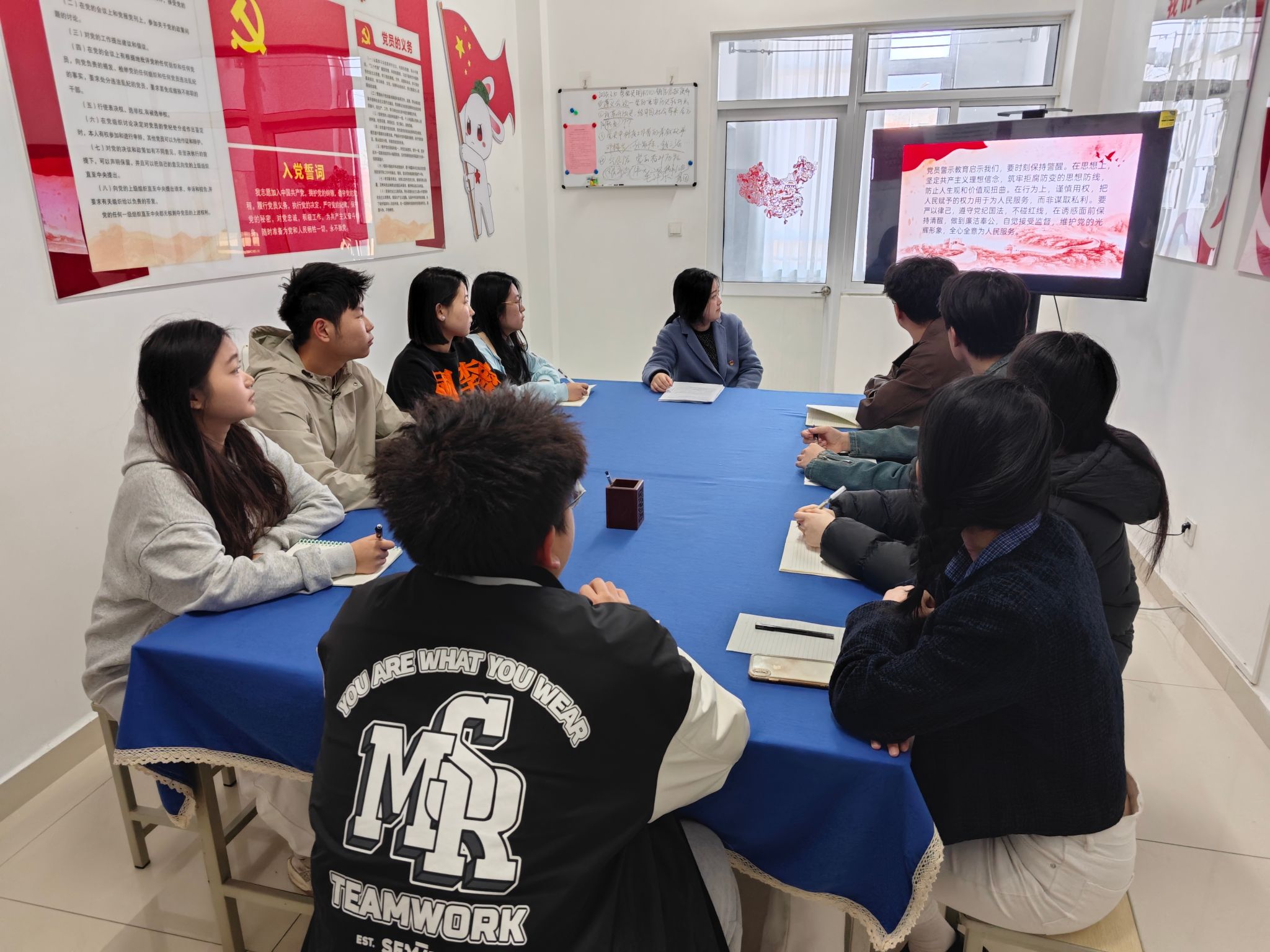 种花家社区党支部开展“国家安全 人人有责 警示教育在行动”教育活动.jpg 种花家社区党支部开展“国家安全 人人有责 警示教育在行动”教育活动.jpg