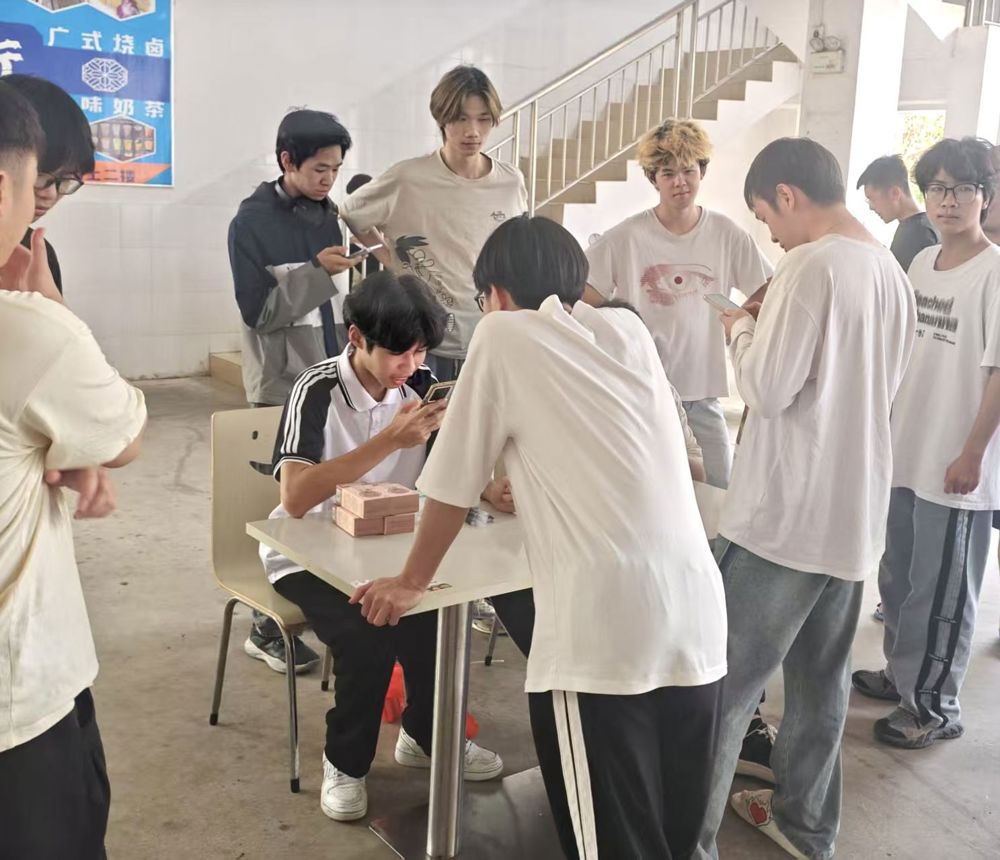 同学们积极参加竞答.jpg