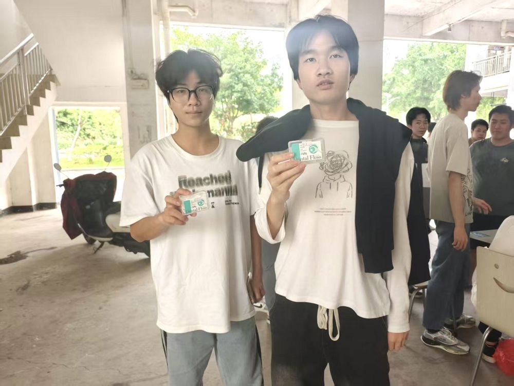 同学们展示奖品.jpg