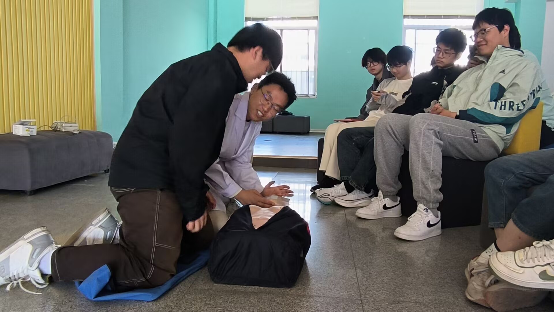 心肺复苏图片.jpg 心肺复苏图片.jpg