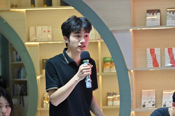 辩手发表自己的辩论观点.jpg