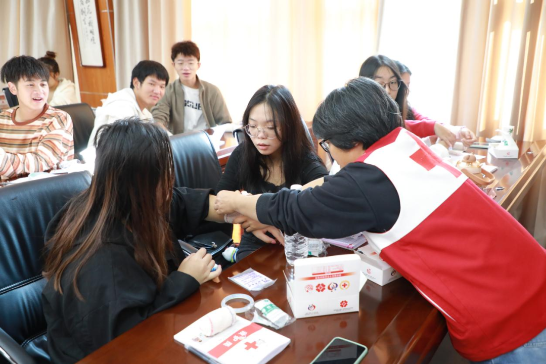 学生在急救实训室进行急救模拟情境演练.png 学生在急救实训室进行急救模拟情境演练.png