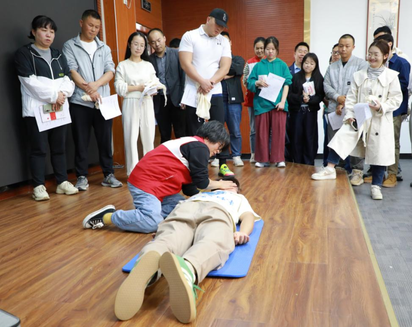 学生参与急救技能培训 .png 学生参与急救技能培训 .png
