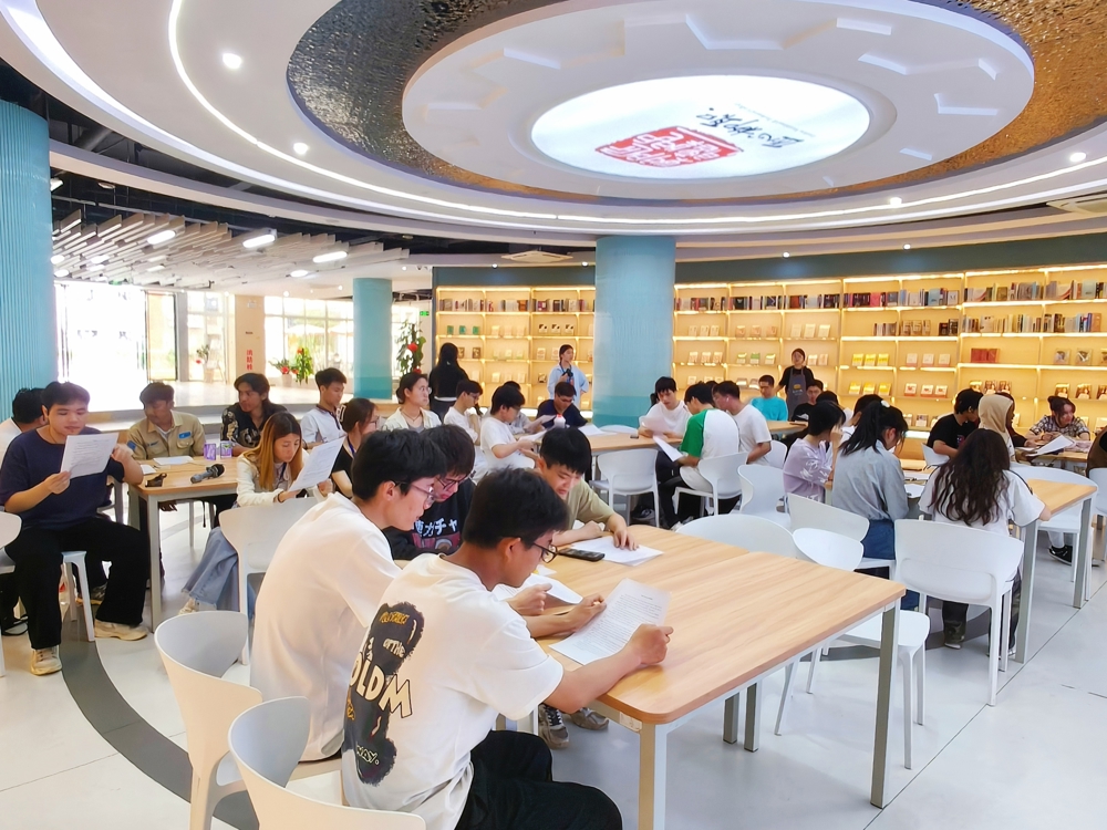 在场师生共同朗读英文版《盲人摸象》.jpg 在场师生共同朗读英文版《盲人摸象》.jpg