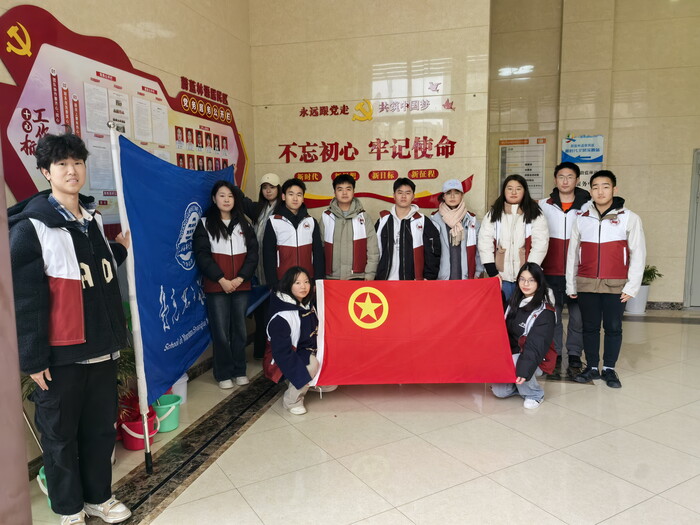  马克思主义学院在蔚蓝林语社区开展“学雷锋”志愿活动.jpeg
