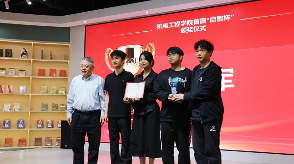 吴坤为冠军队伍颁奖.jpg