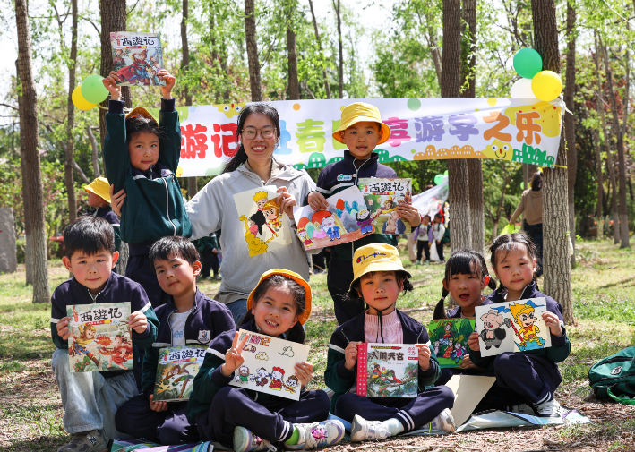 举办“大手拉小手，共赴春之约”校园开放日活动 (3).png