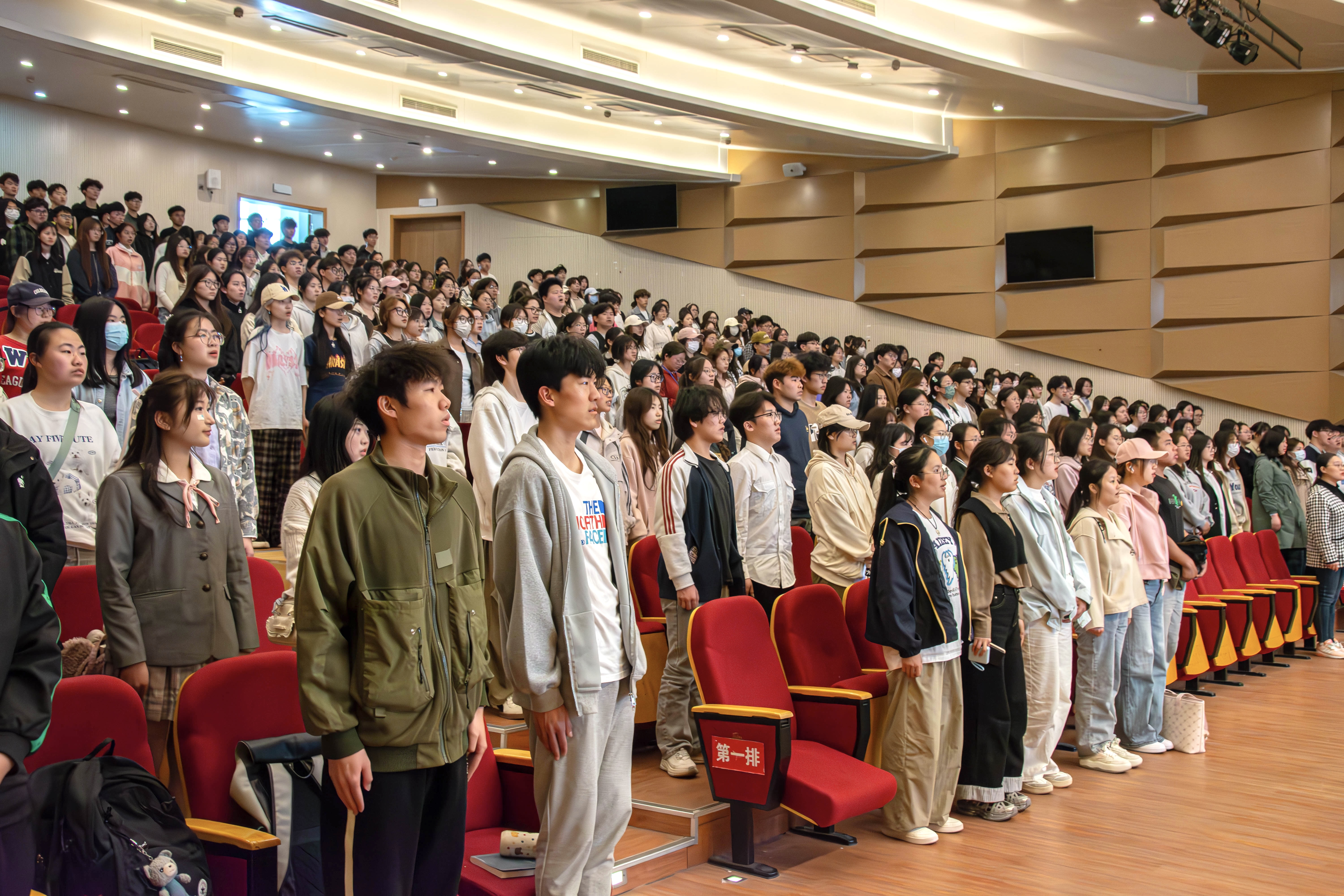 举办2025年上半年入团积极分子培训开班仪式暨团课第一讲 (2).jpg