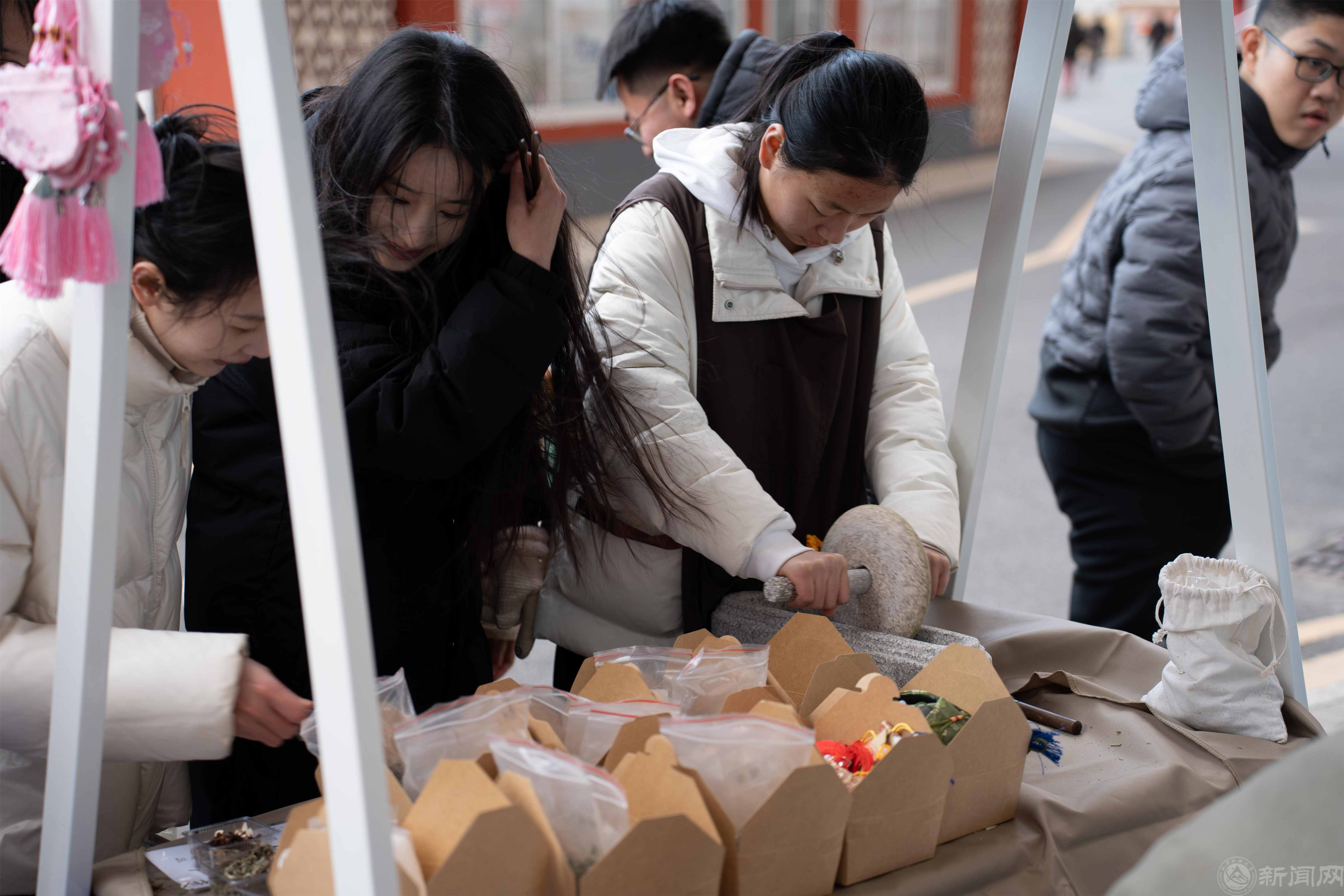 学生现场参与漆扇绘制、古法香囊制作等传统技艺实践.jpg