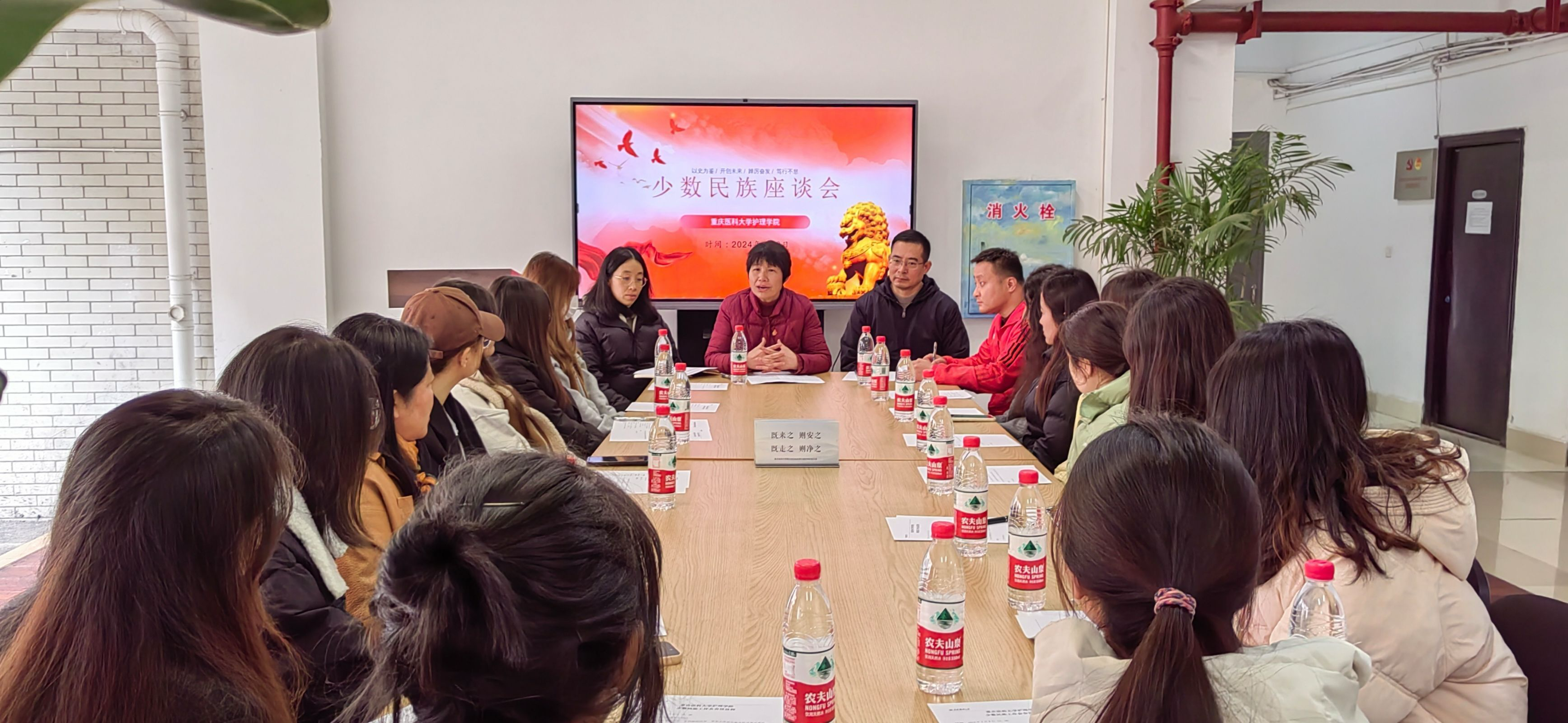 学院牟书记、袁书记等领导深入园区开展少数民族座谈会.png