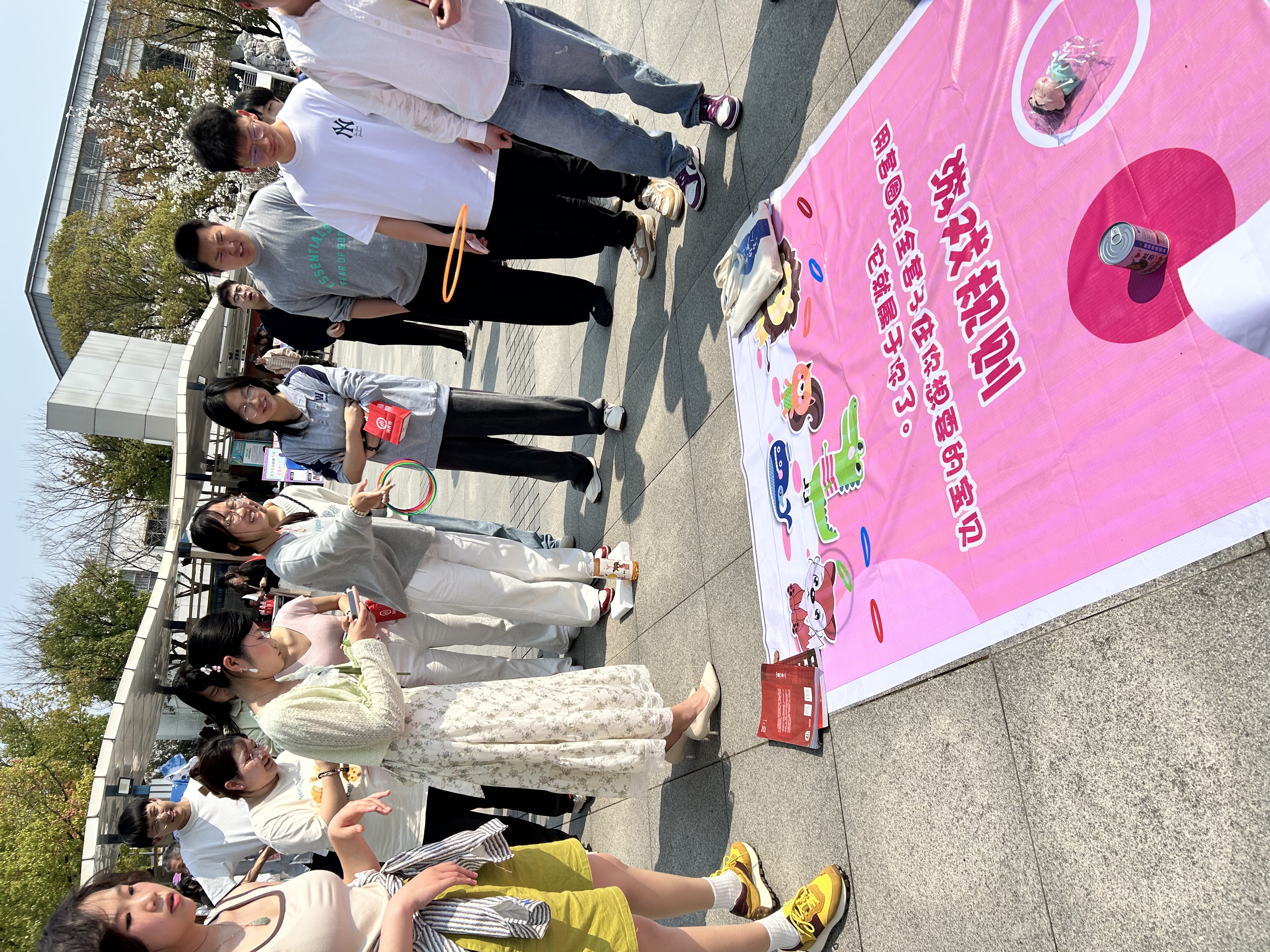 学生参加套圈游戏.jpg