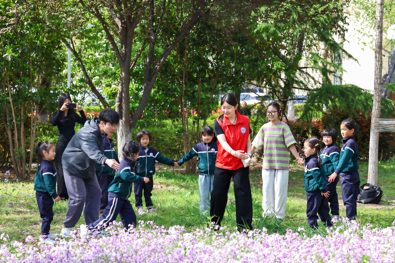 举办“大手拉小手，共赴春之约”校园开放日活动 (1).png