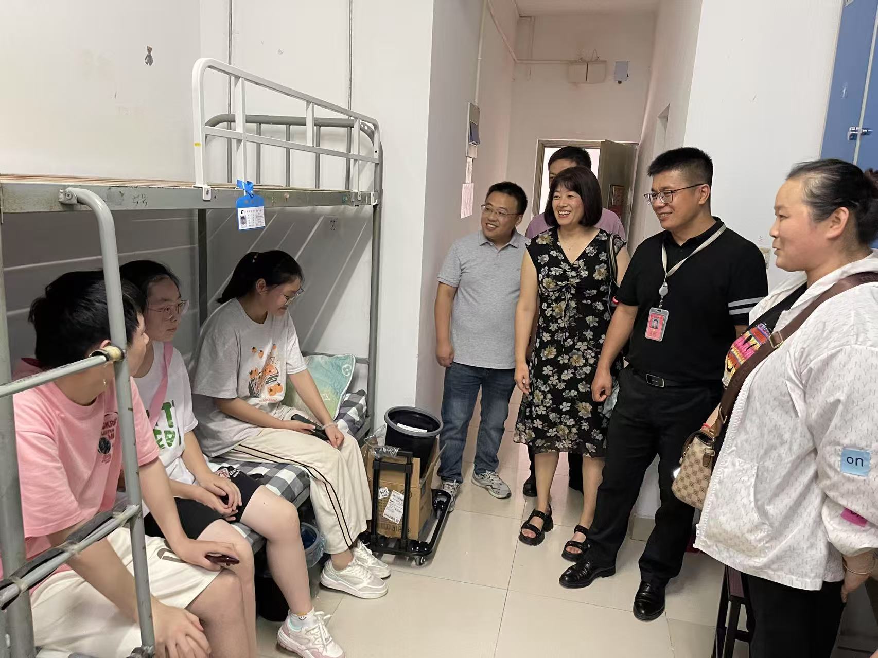 师生交流.jpg 师生交流.jpg