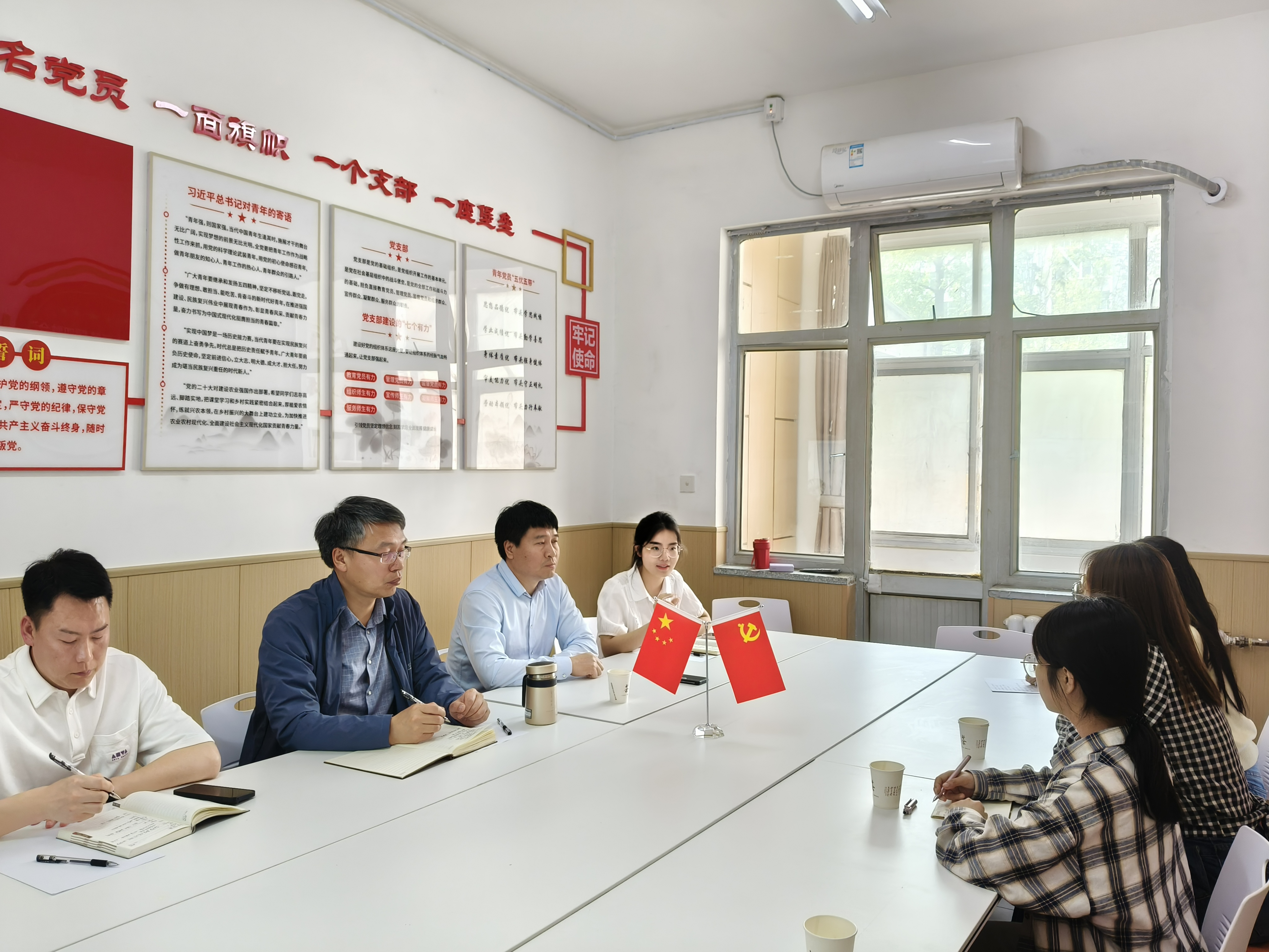 师生互动.jpg 师生互动.jpg