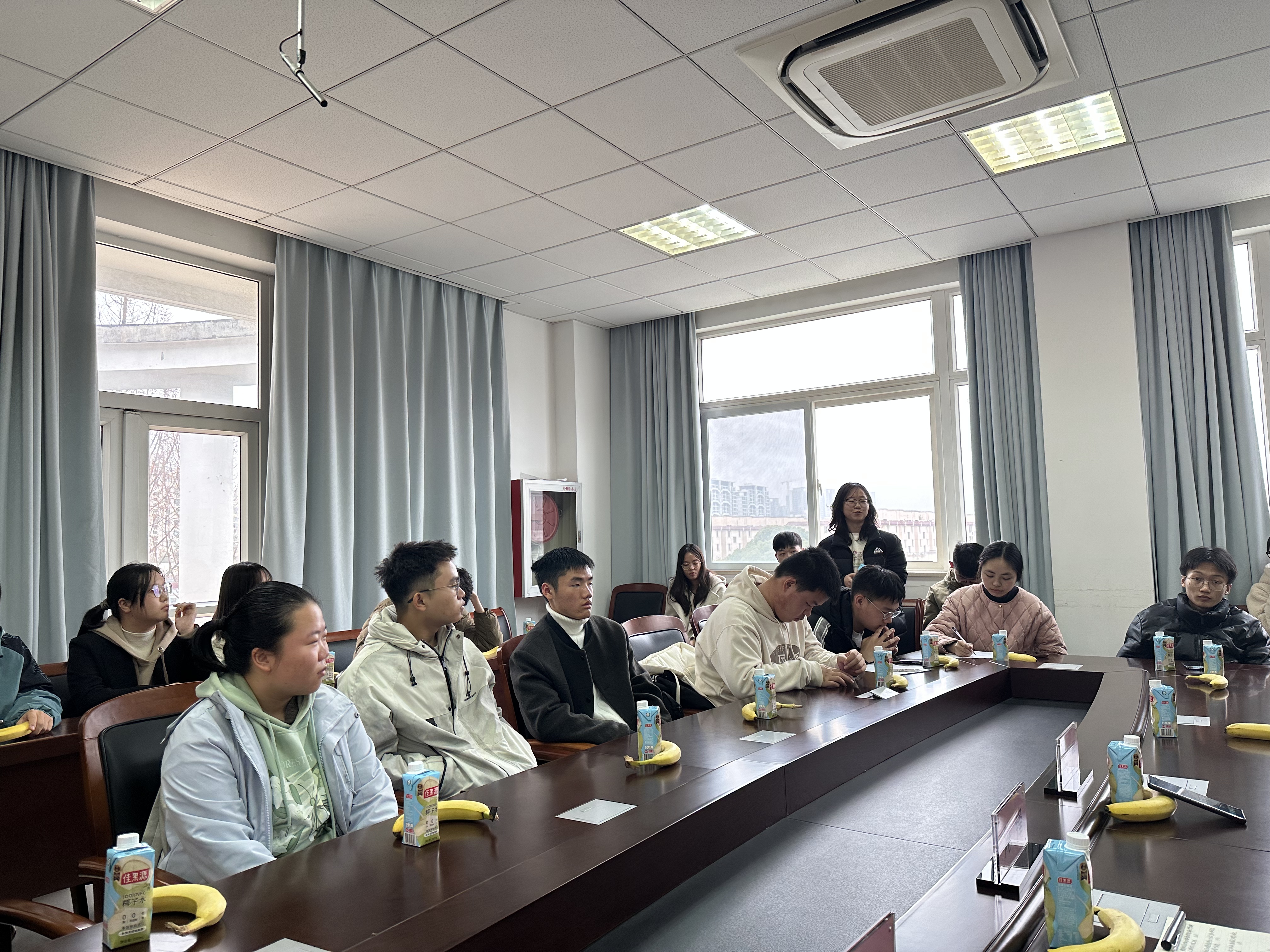 大一学生热情提问.jpg 大一学生热情提问.jpg