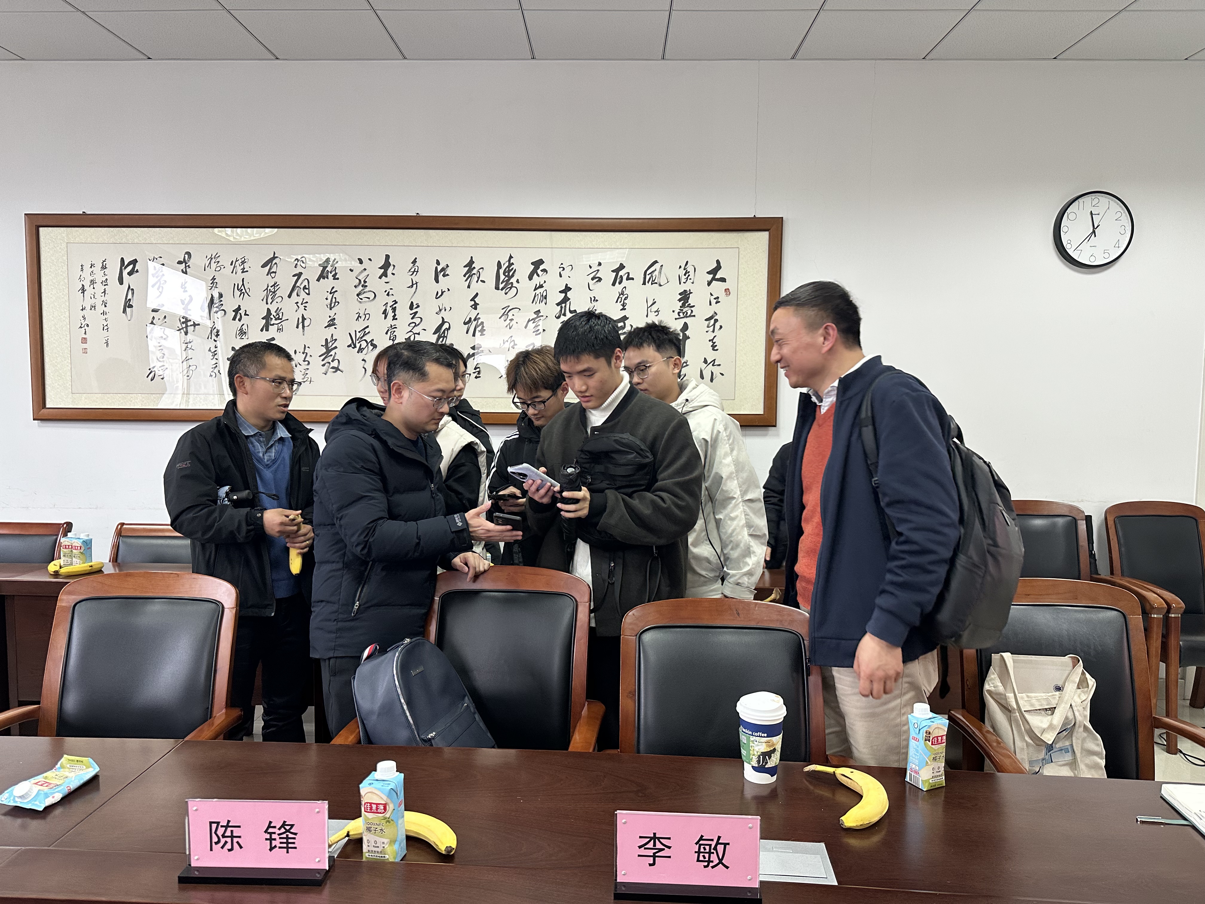 会后积极咨询.jpg 会后积极咨询.jpg