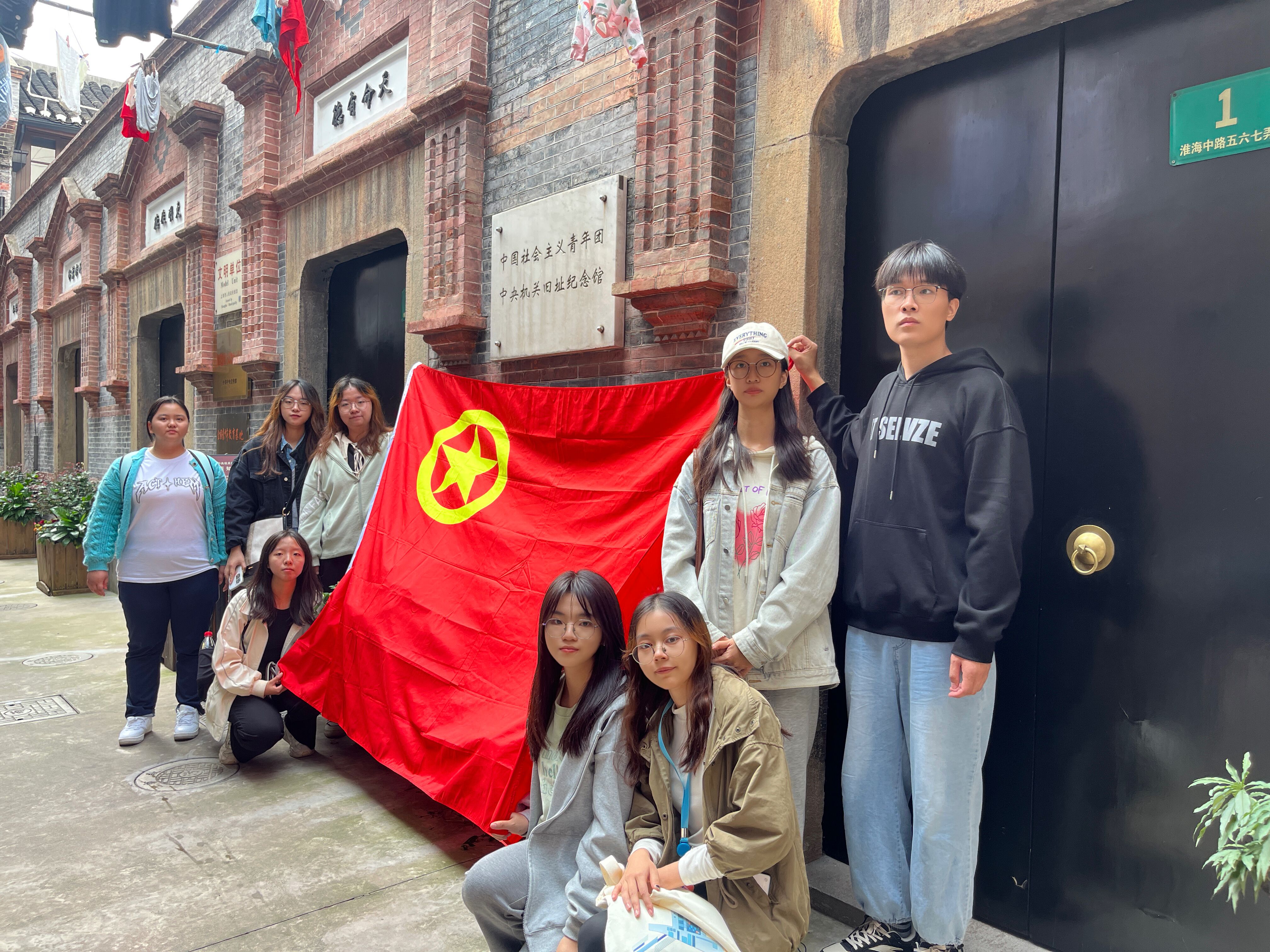 团干部参观红色教育场馆.jpg