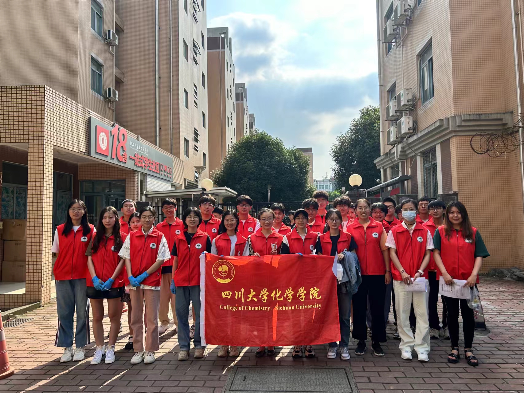 26 人事处董奇好老师带领学生为江安学生宿舍和化学楼房门降噪.jpg