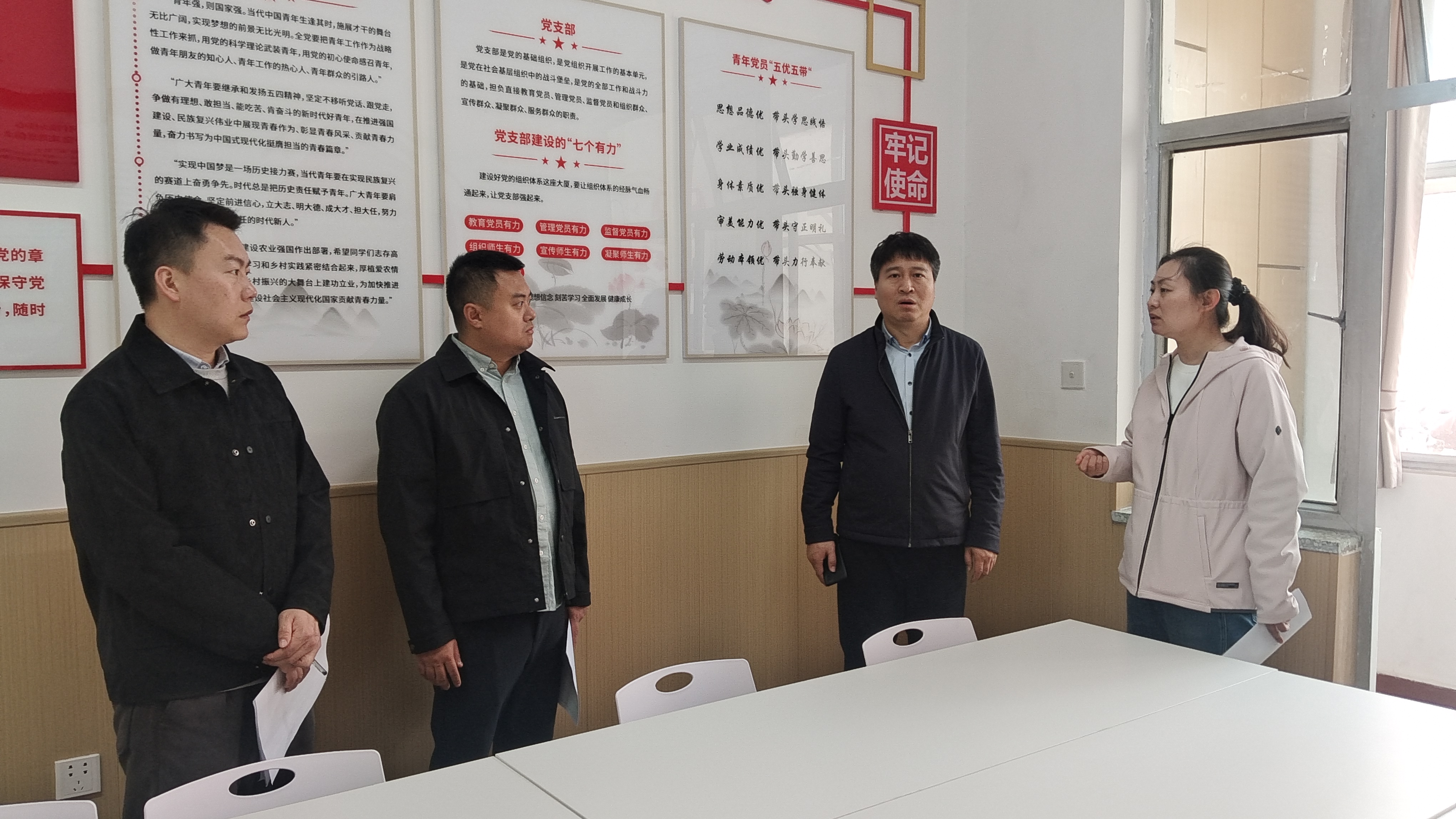 教师党员共同分析宿舍安全隐患排查结果.jpg