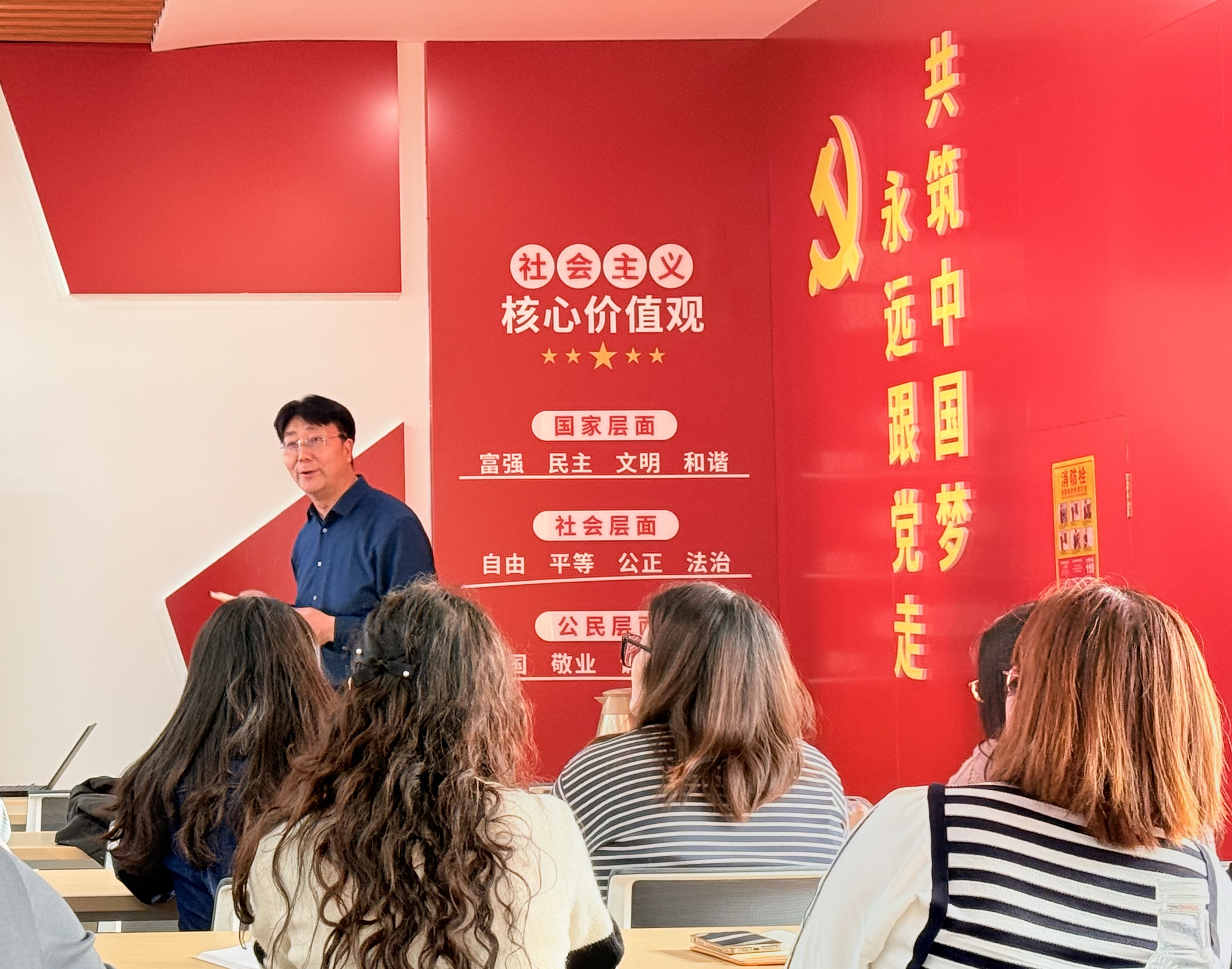 我校成功举办“一站式”学生社区建设辅导讲座.jpg