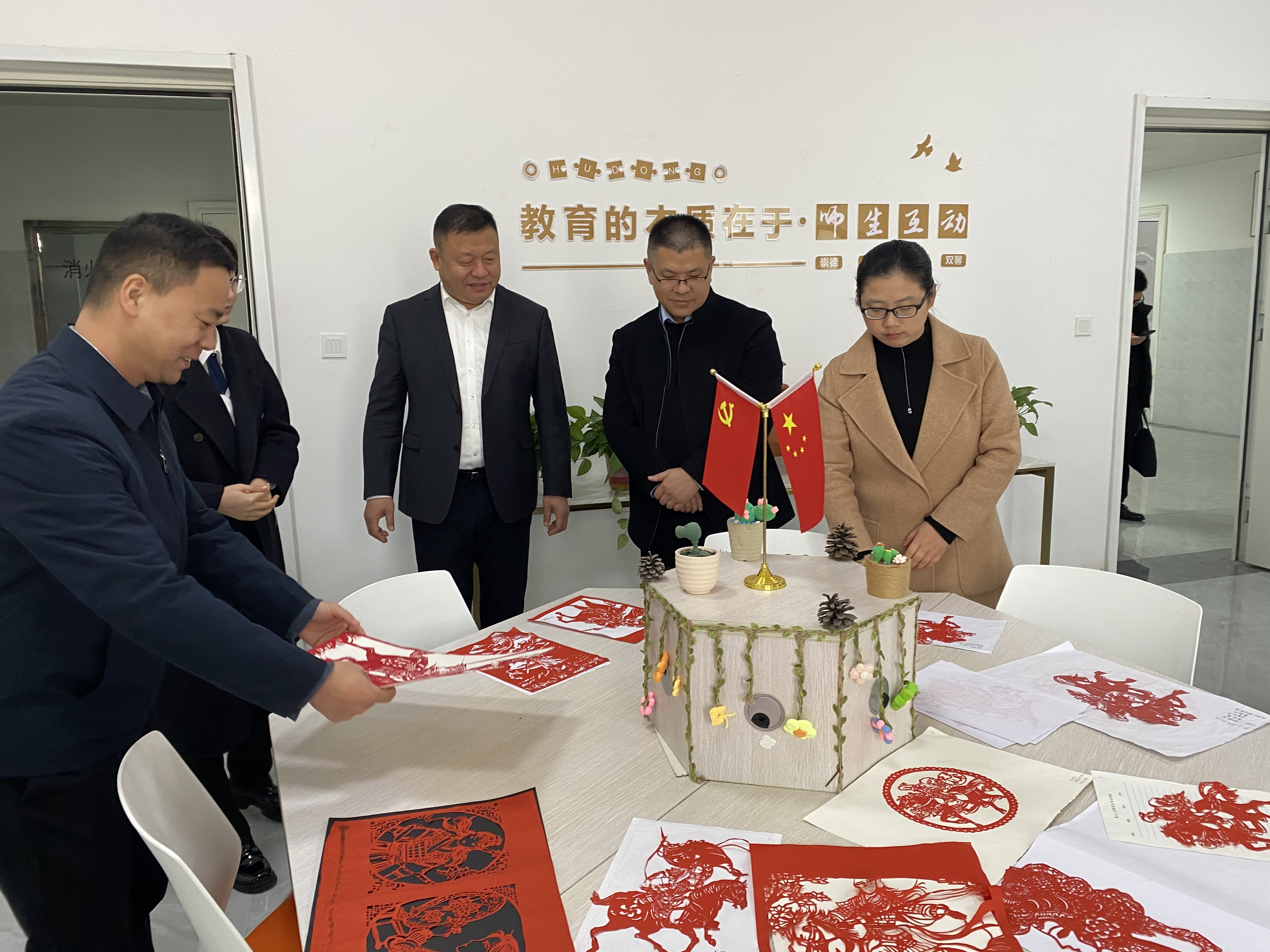 0兄弟院校参观社区”木兰之约“工作室.jpg