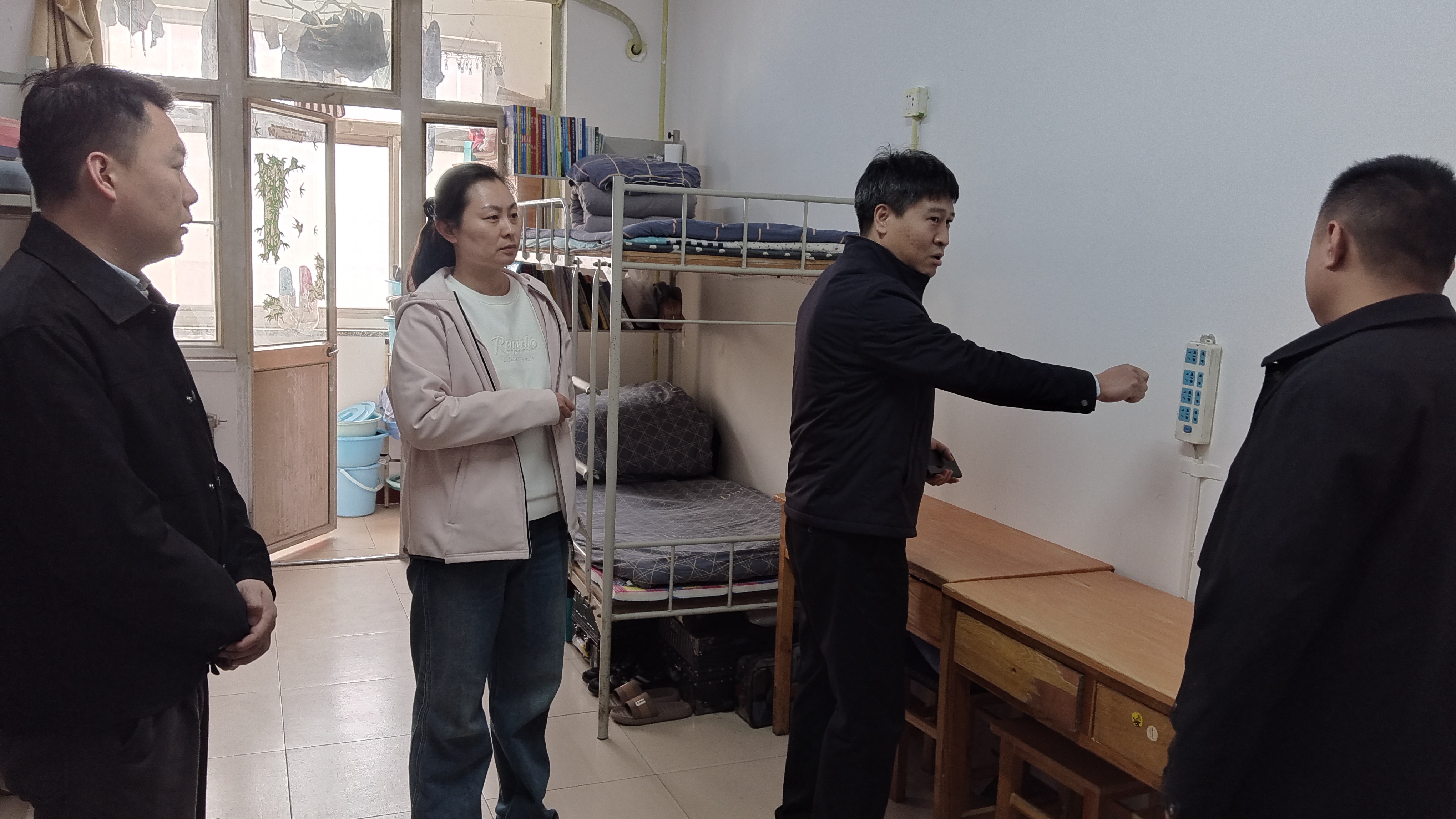 教师党员排查整治宿舍安全隐患2.jpg
