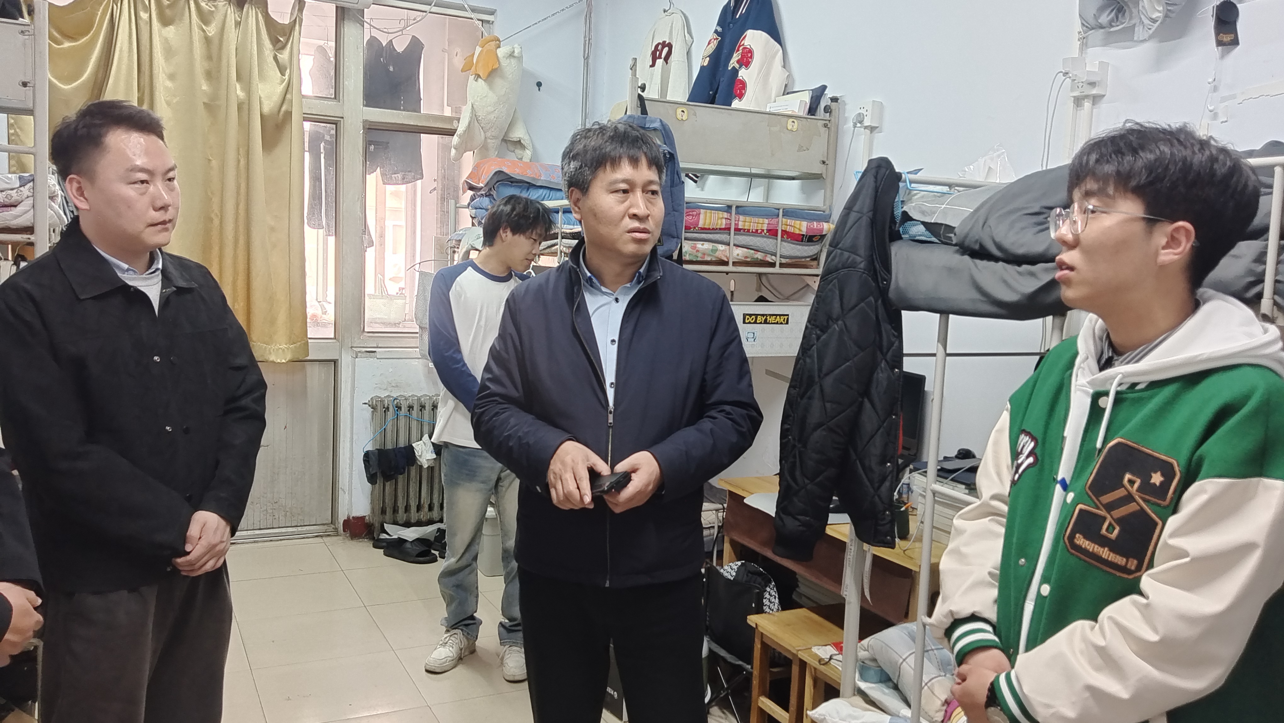 教师党员排查整治宿舍安全隐患1.jpg