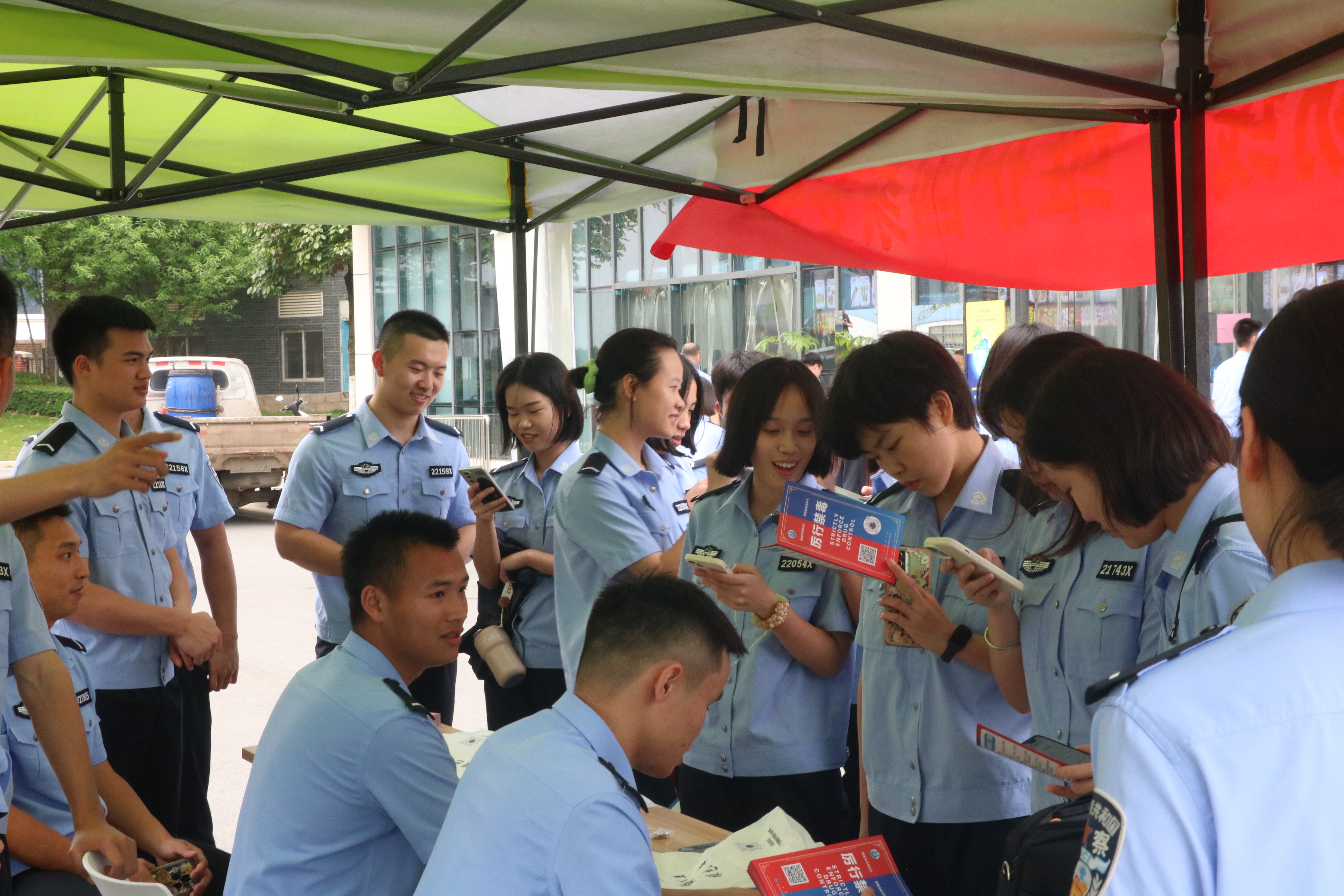 侦查学子参加校园禁毒宣传活动.JPG