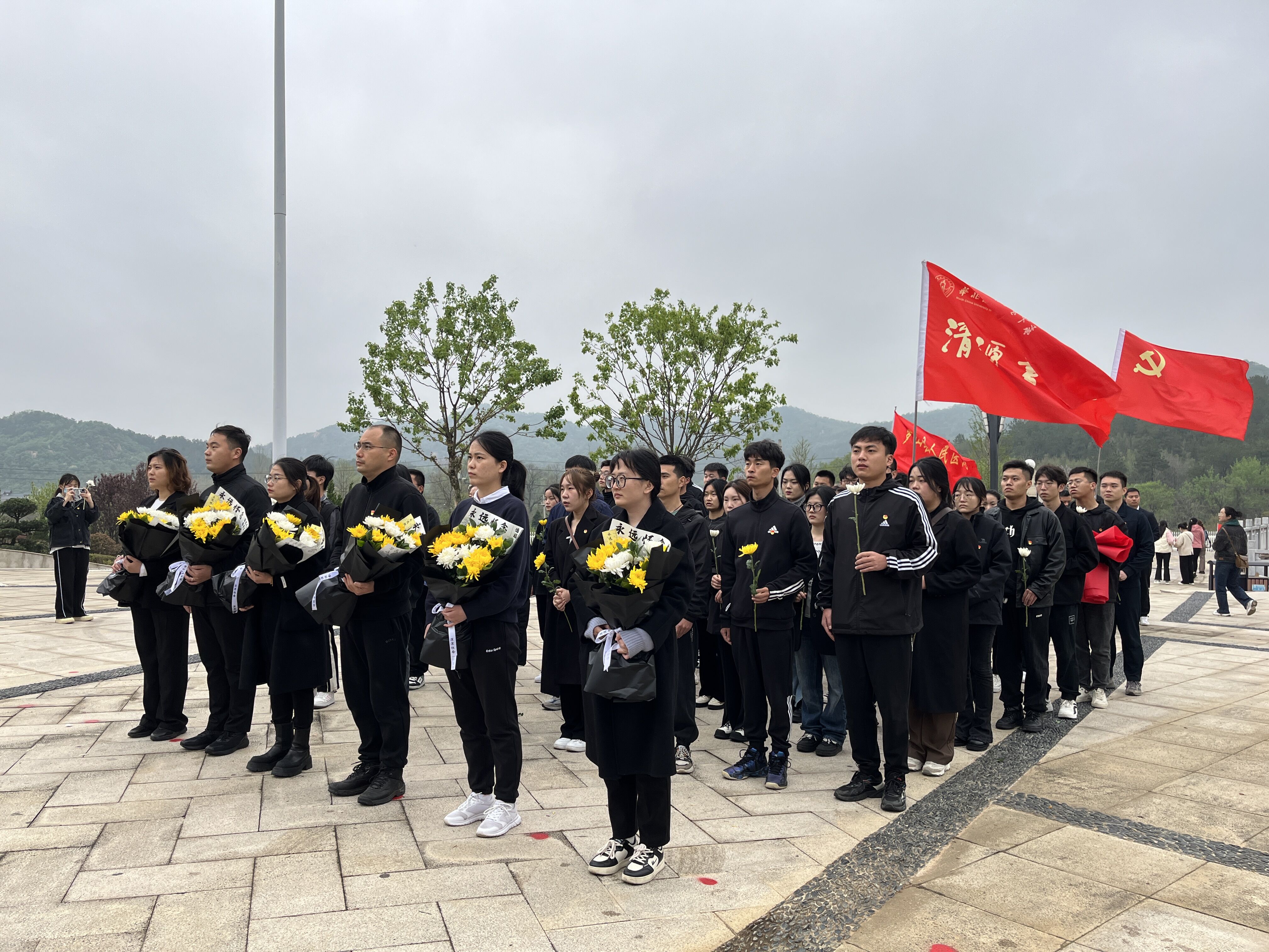 清明节开展党日活动.jpg