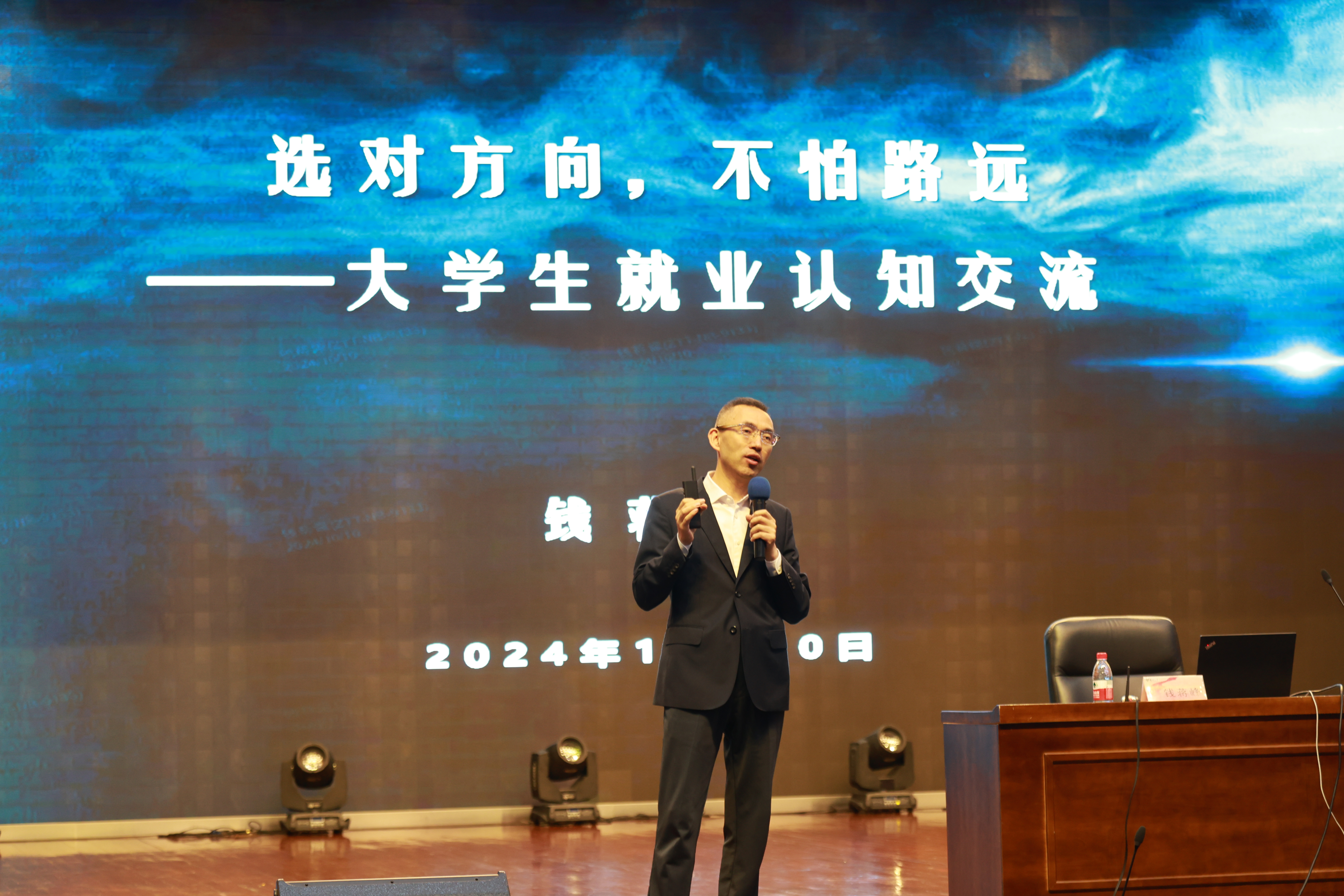 图2 杰出校友进校园.JPG