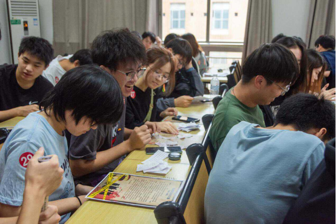 图9 同学参与模拟刑侦游戏.png