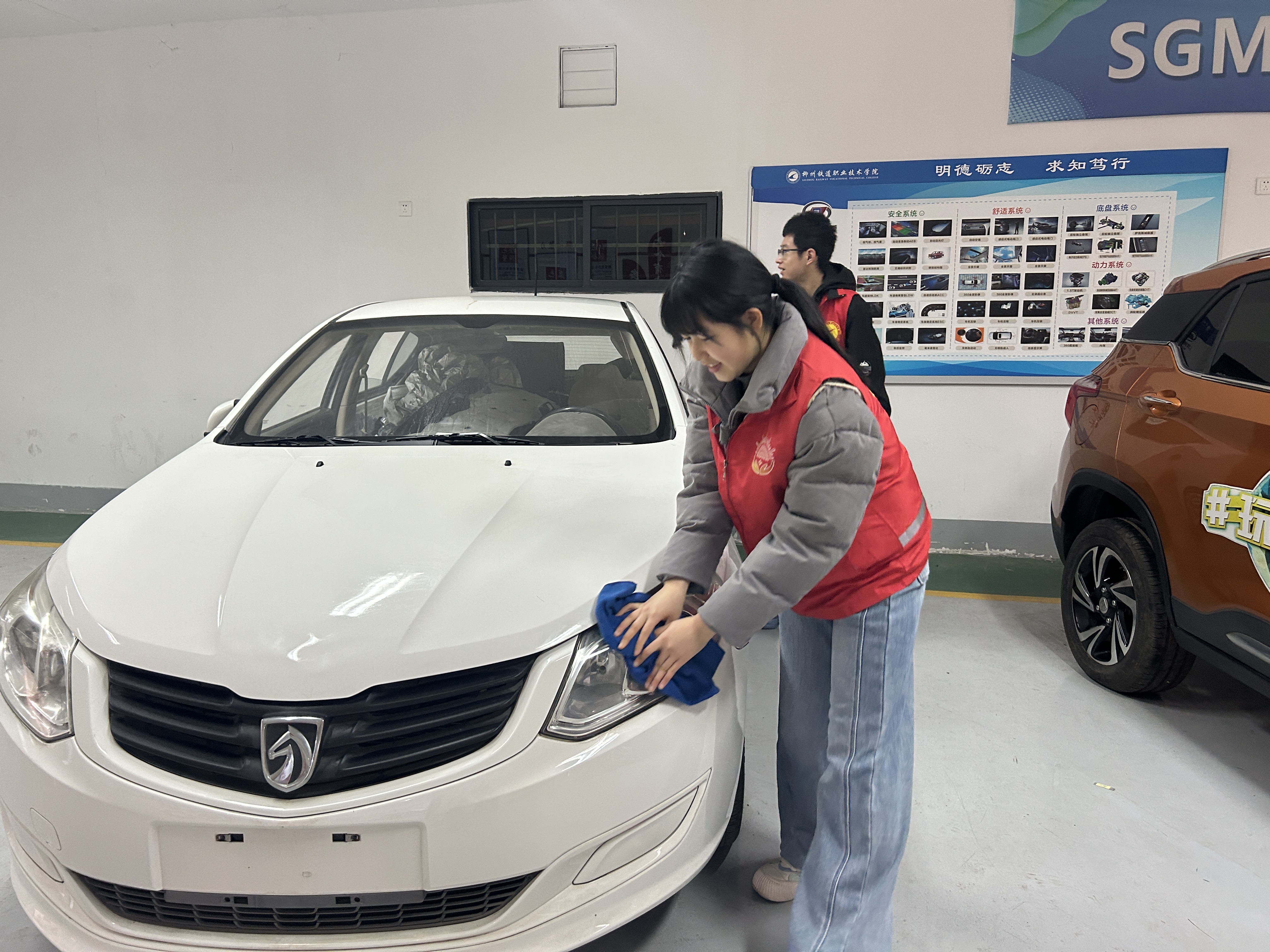 清洗实训用车活动——志愿者在清洗实训用车.png 清洗实训用车活动——志愿者在清洗实训用车.png