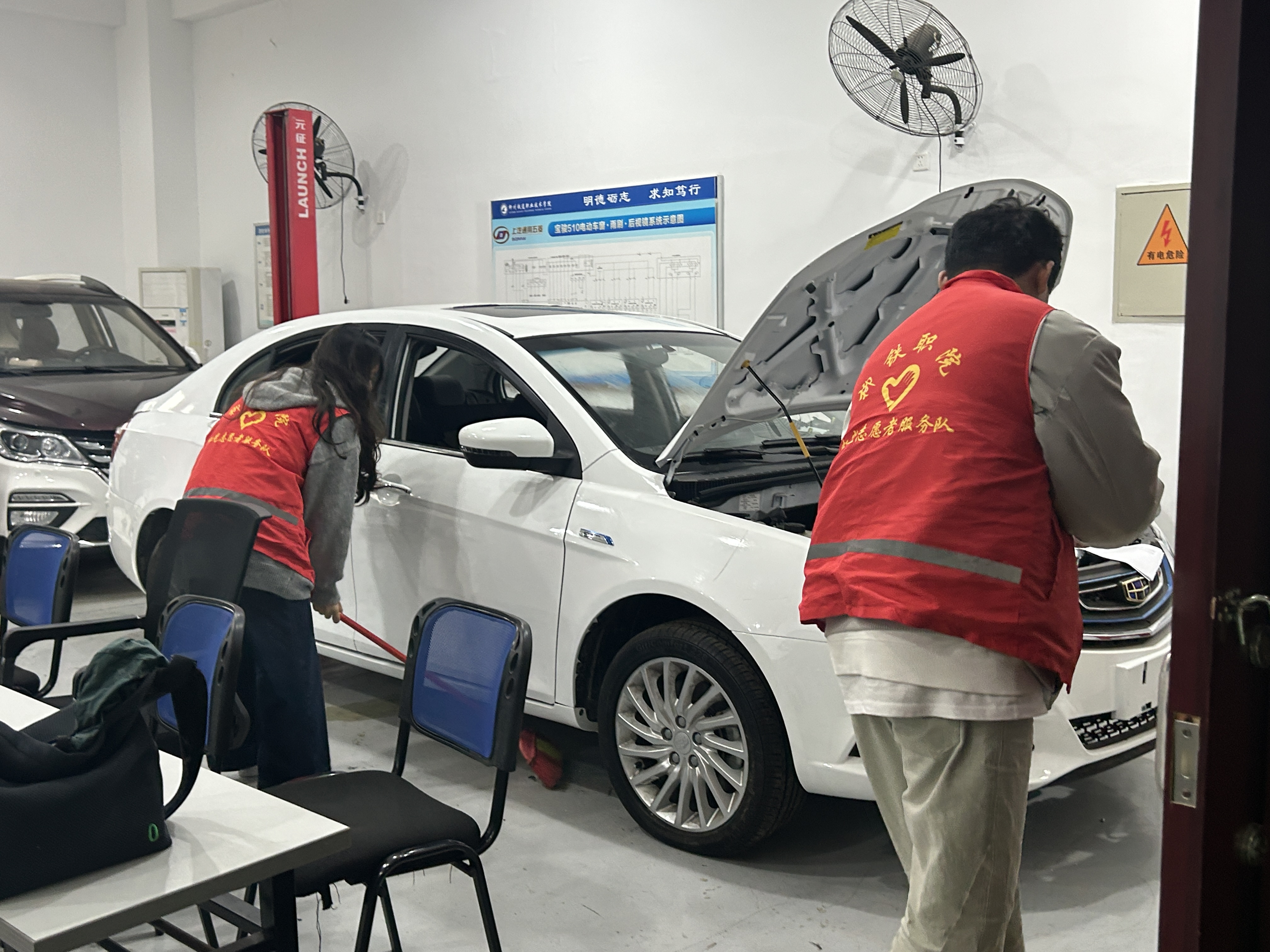 清洗实训用车活动——志愿者在清洗实训用车2.png 清洗实训用车活动——志愿者在清洗实训用车2.png