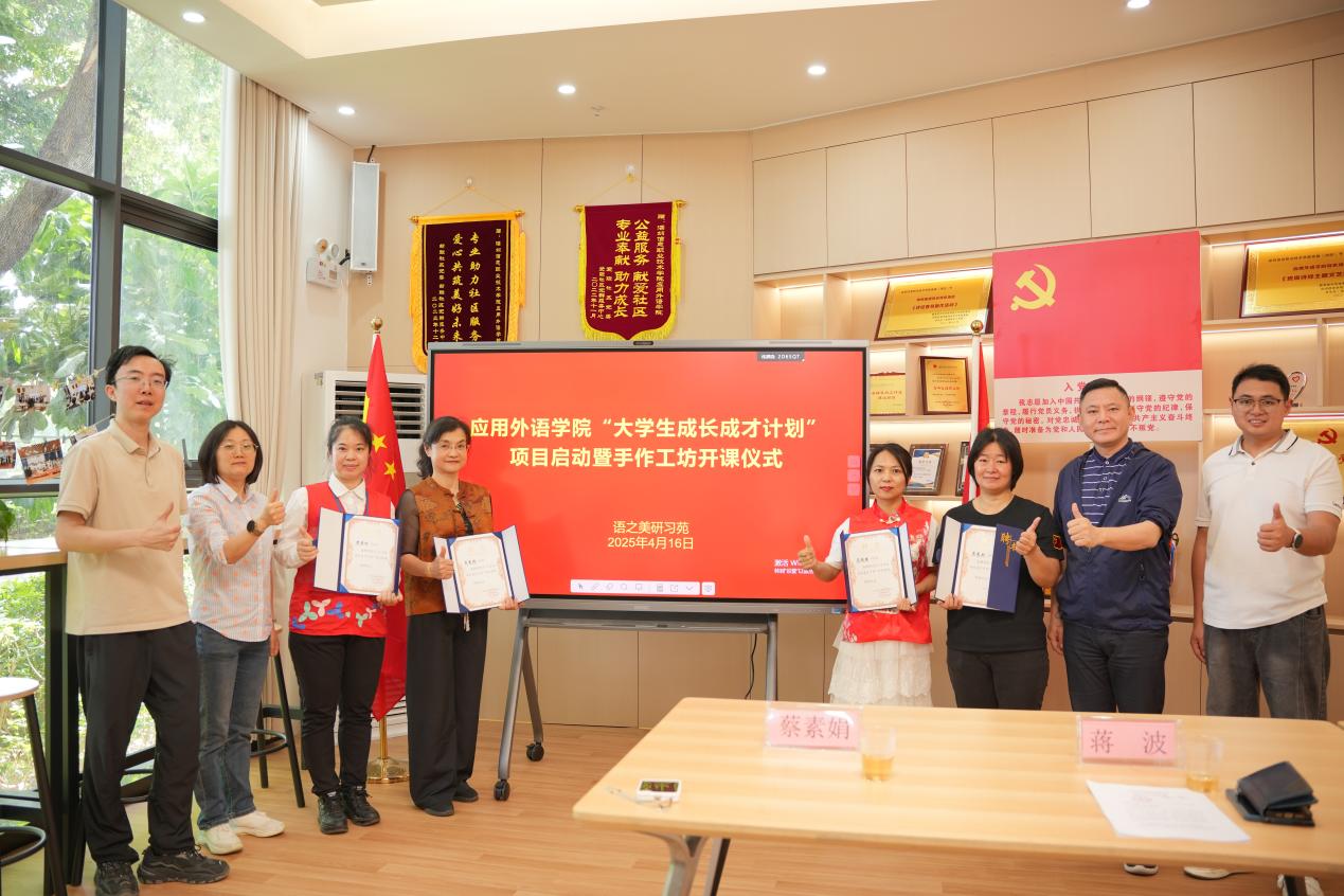 爱联社区传统手工传人马瑞燕担任首期授课老师，带领学生了解中国结相关知识，现场演示和教授制作中国结手绳。