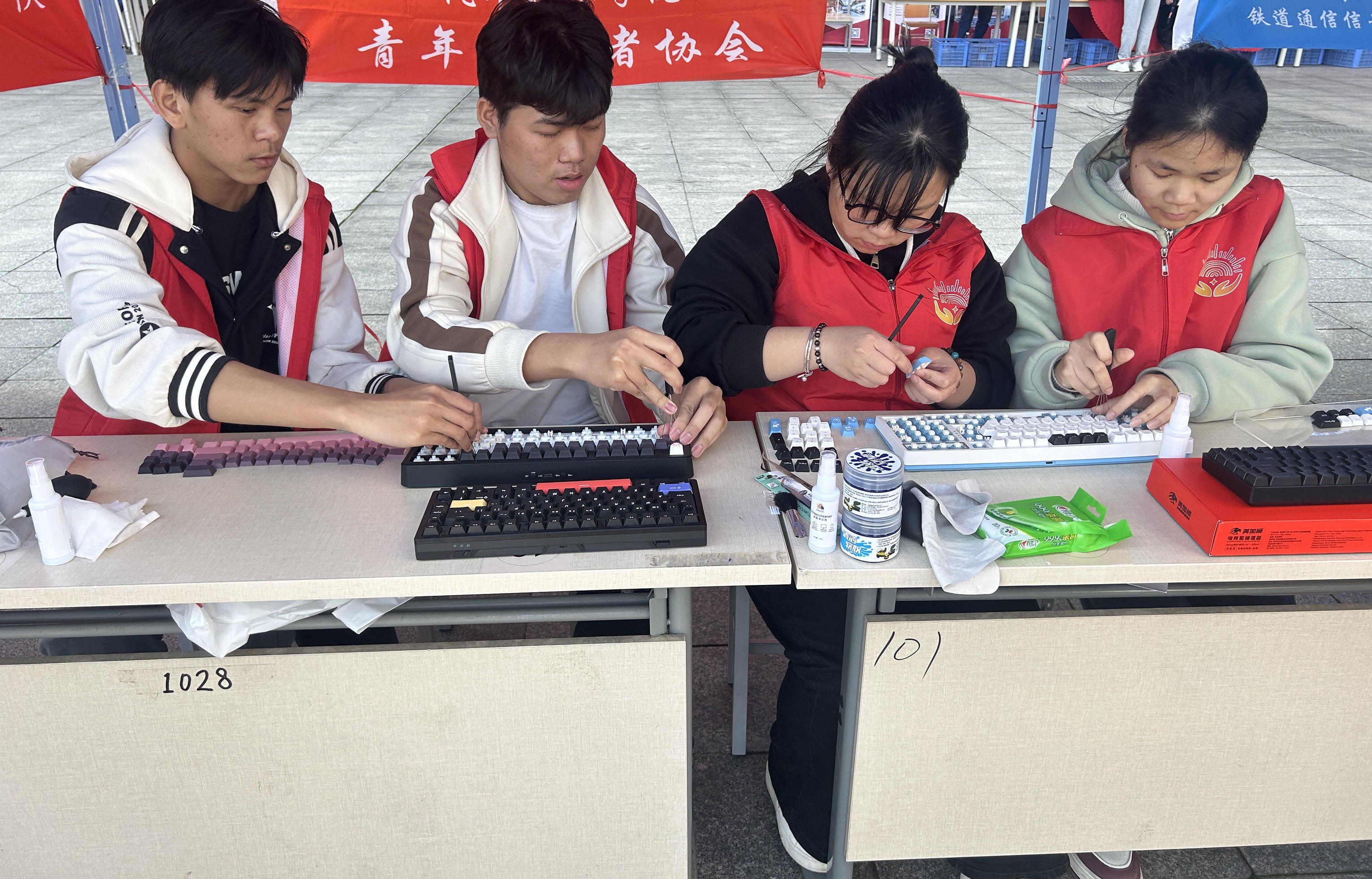 清洗键盘志愿服务活动——志愿者在为同学们清洗键盘.jpg 清洗键盘志愿服务活动——志愿者在为同学们清洗键盘.jpg