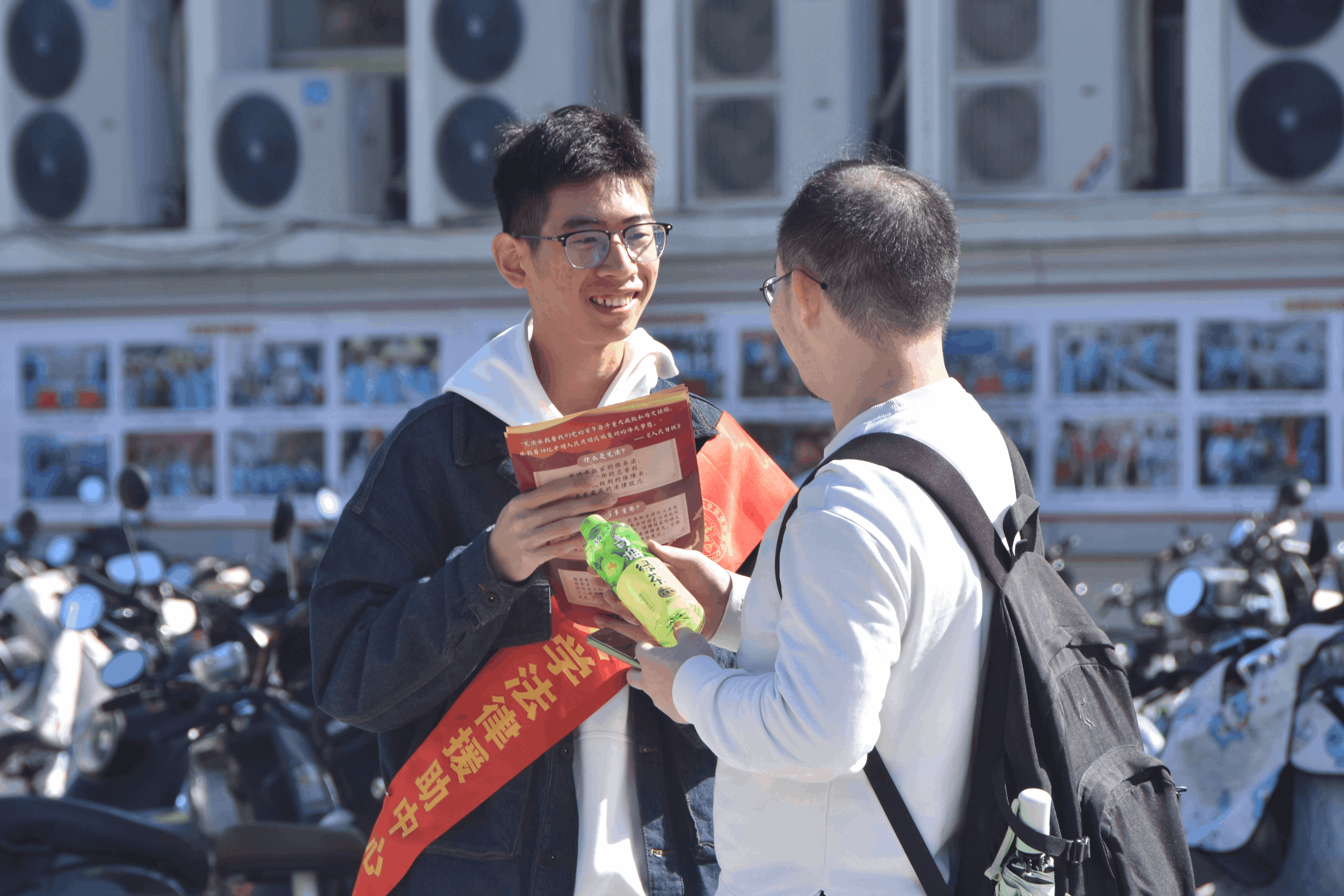 图2 学院志愿者在学生社区为同学宣讲法律知识.png