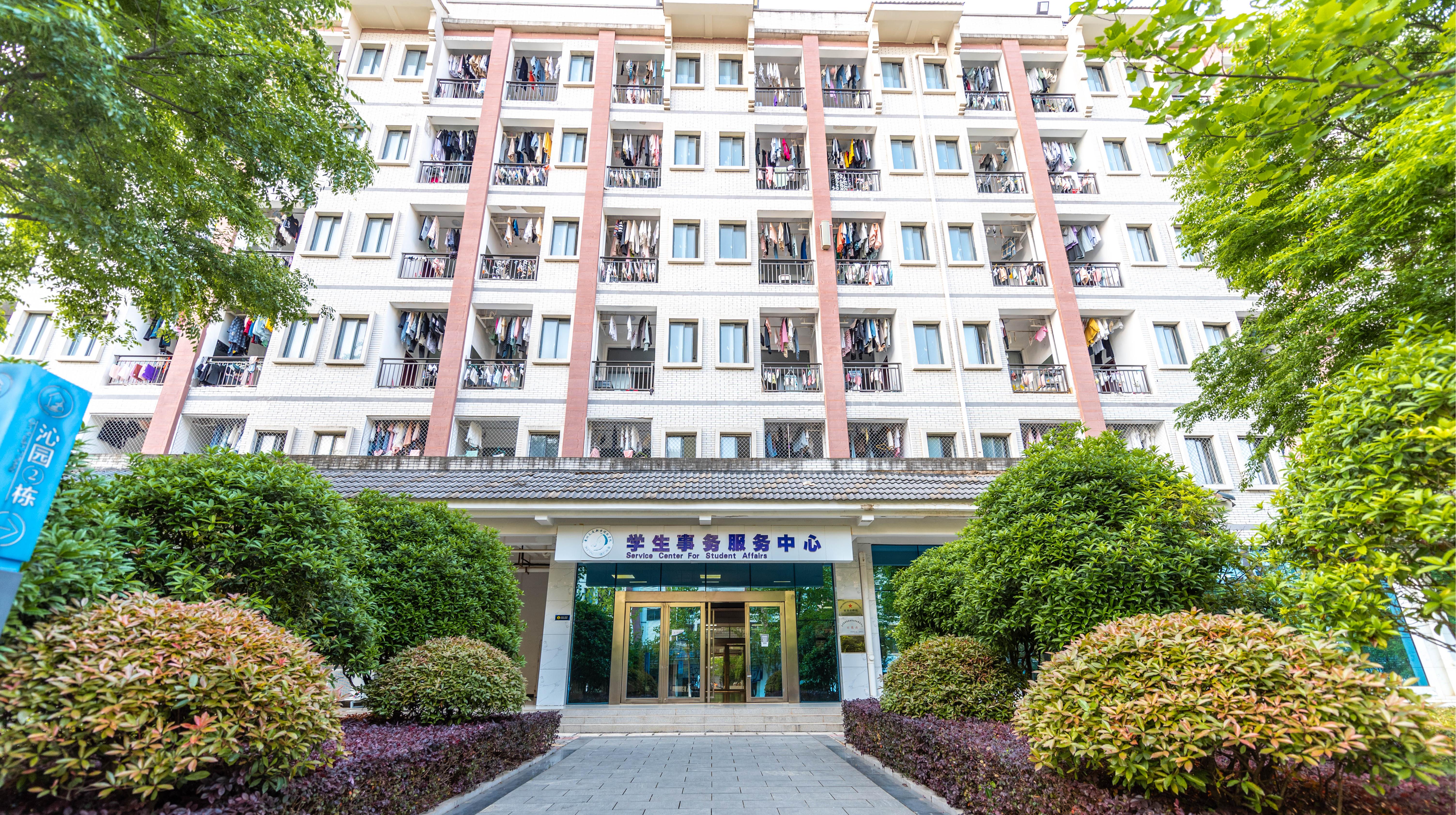 学生事务中心门口 (连宿舍).jpg