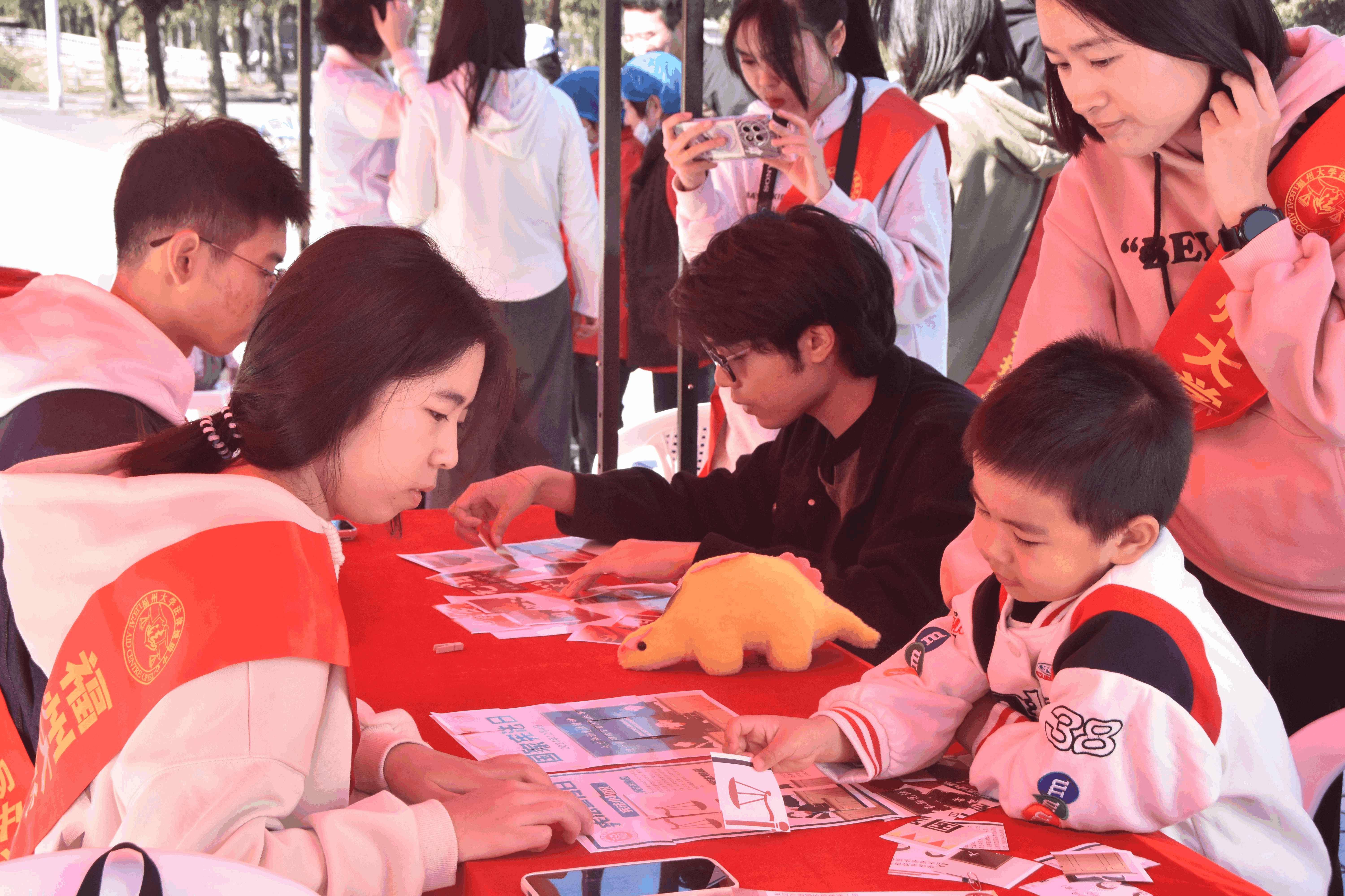 图7 学院在学生社区开设普法拼贴诗活动.png