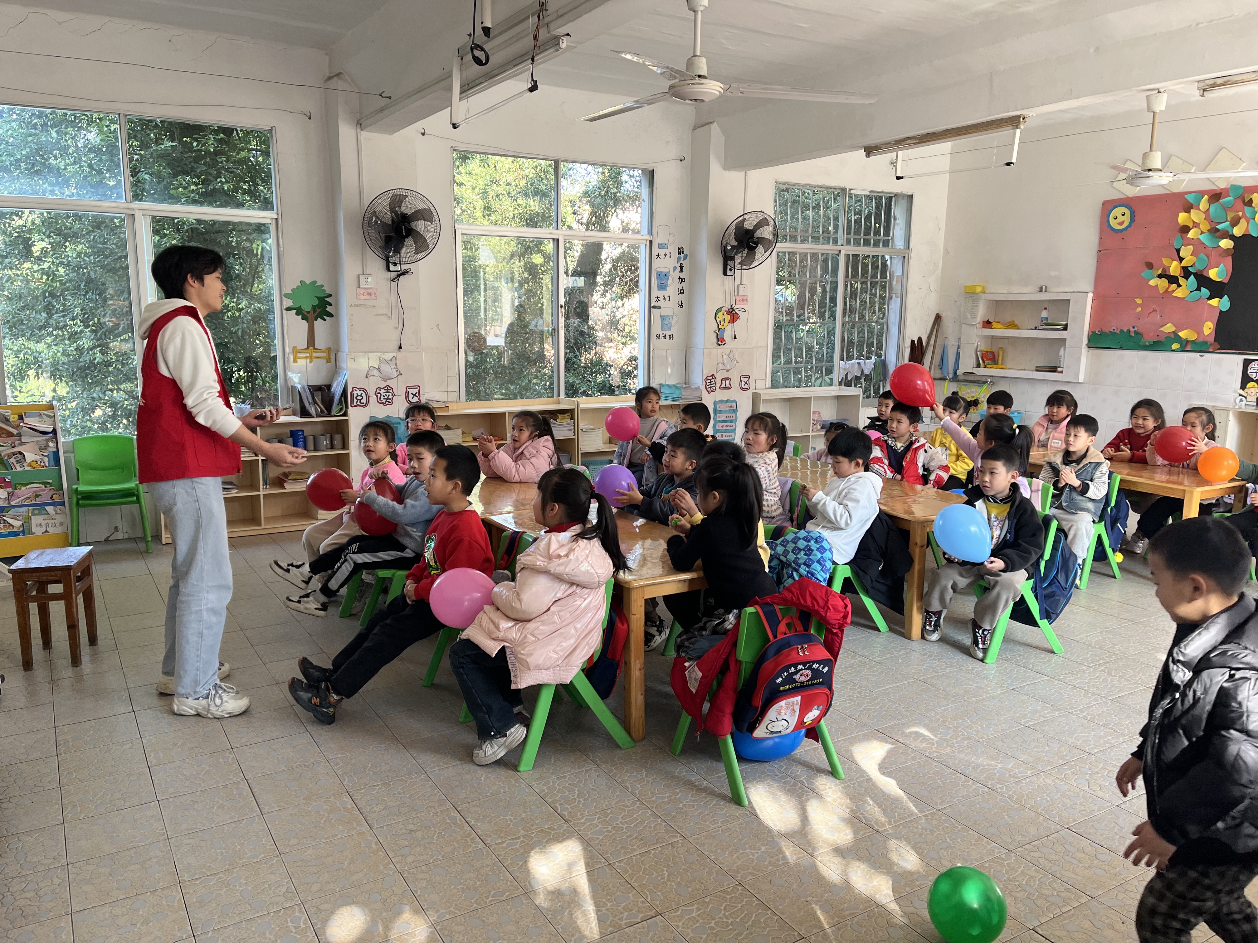 压强科普志愿服务活动——志愿者为小朋友讲解实验原理.jpg 压强科普志愿服务活动——志愿者为小朋友讲解实验原理.jpg