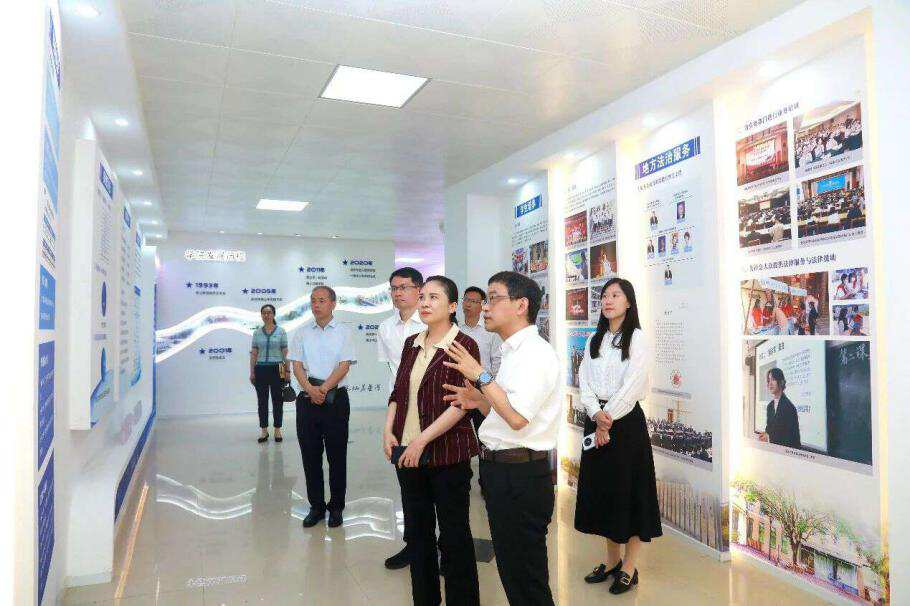 图5 校领导参观法学院法治长廊.png