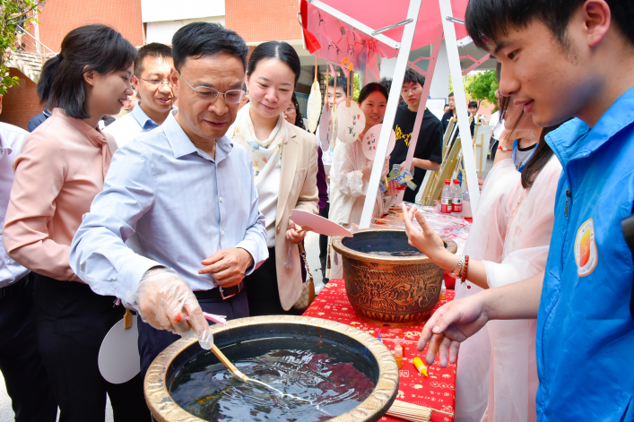学校党委书记深入社区参加学生活动.png