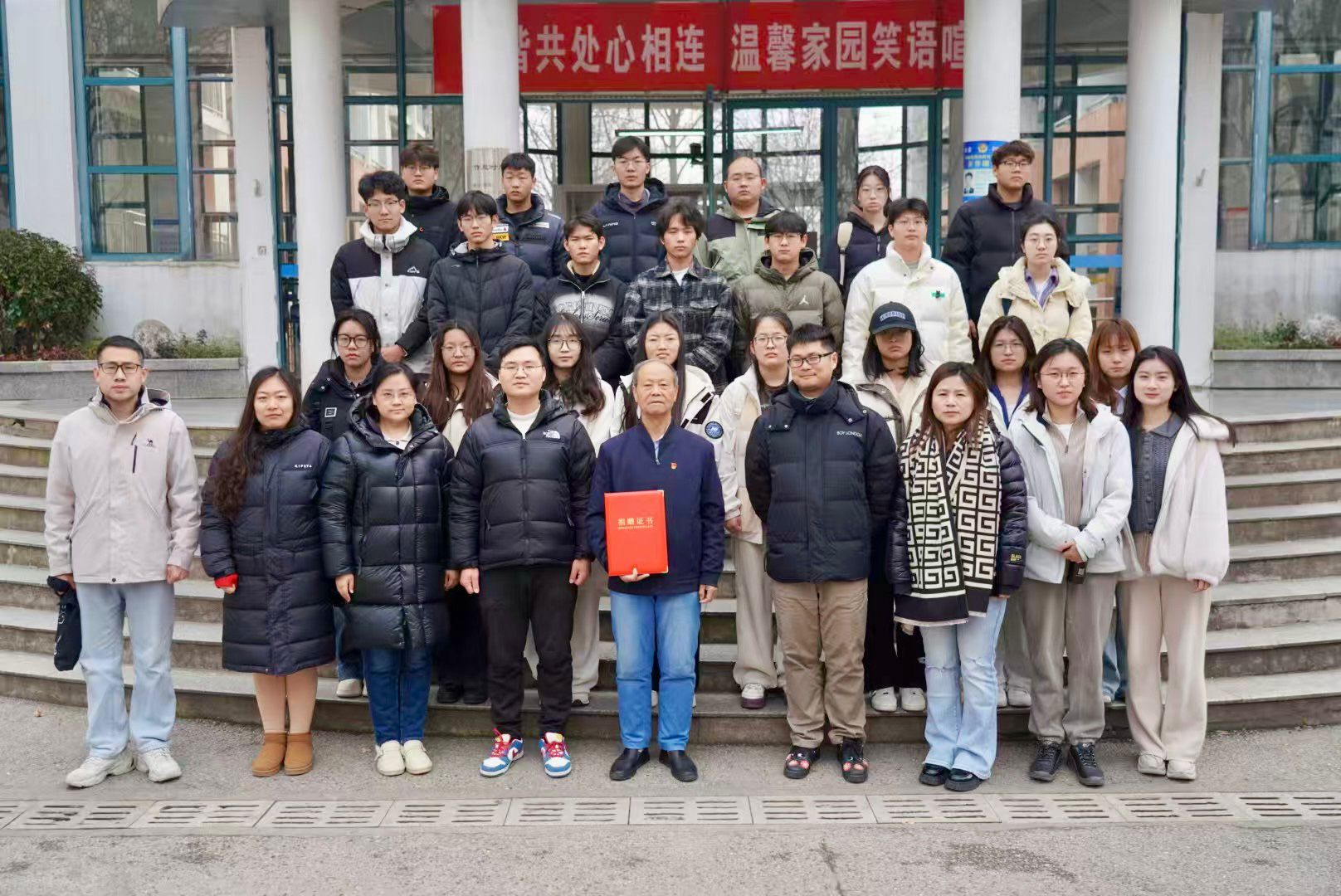 2025.3.7陶和寿老先生参观建筑工程学院A栋一站式学生社区并合影留念.jpg