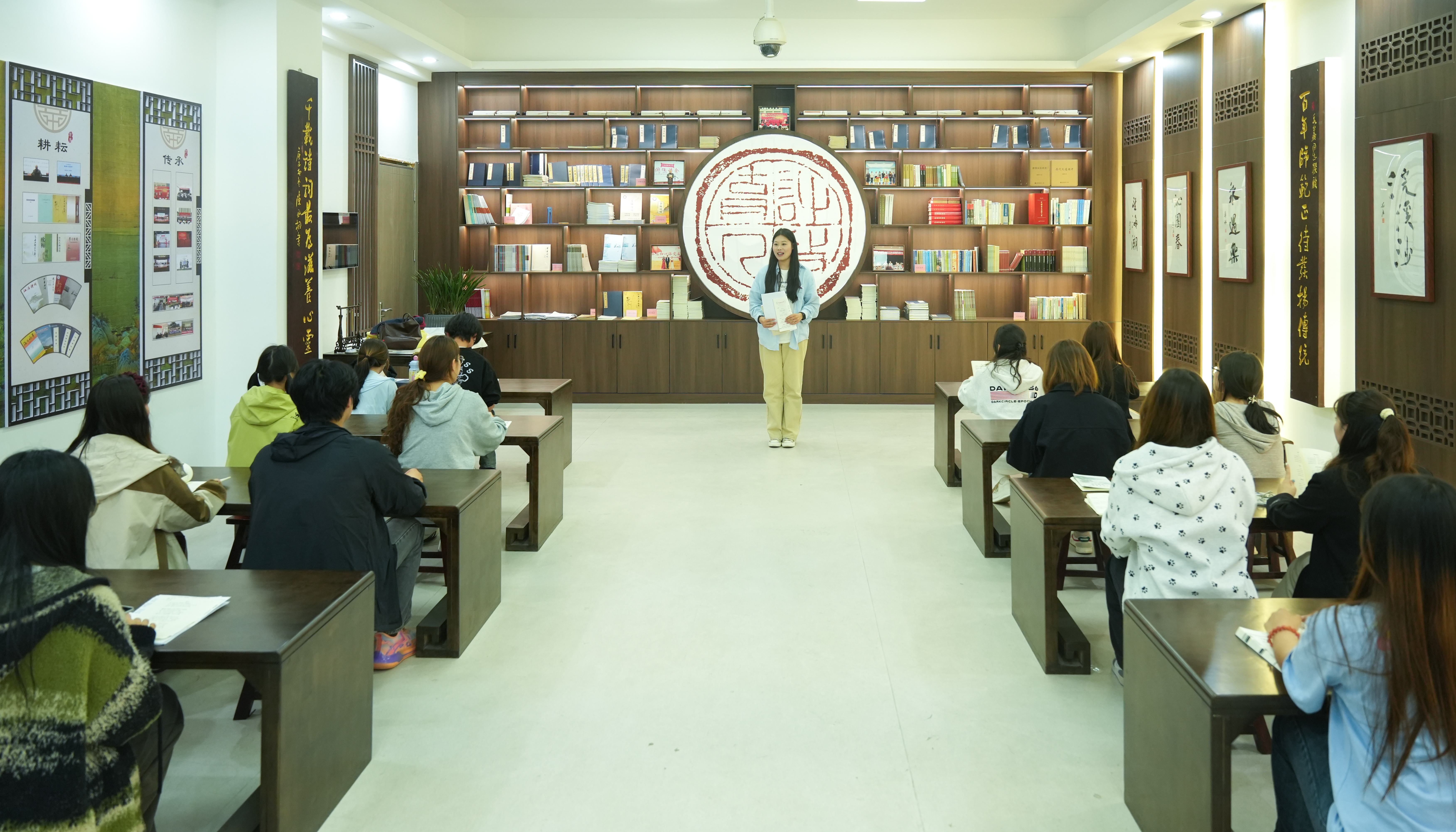 举办“书香润心灵 阅读促成长”读书节系列活动 (1).jpg