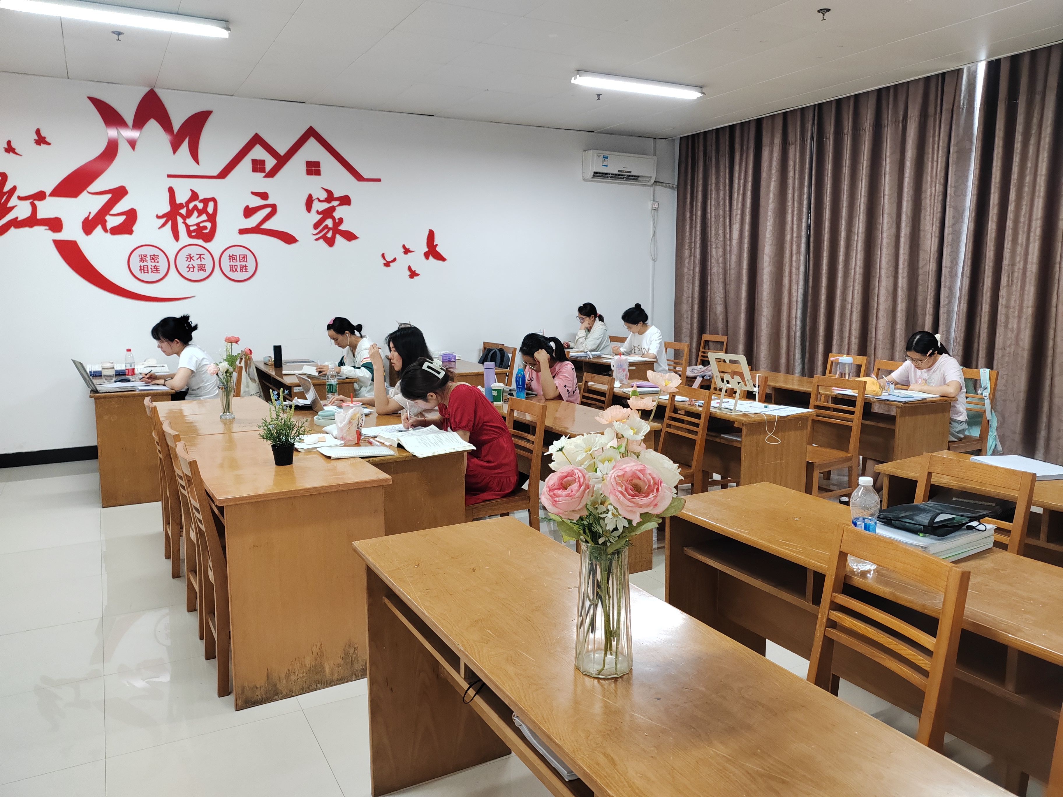图片2：学生在红石榴之家自主学习.jpg
