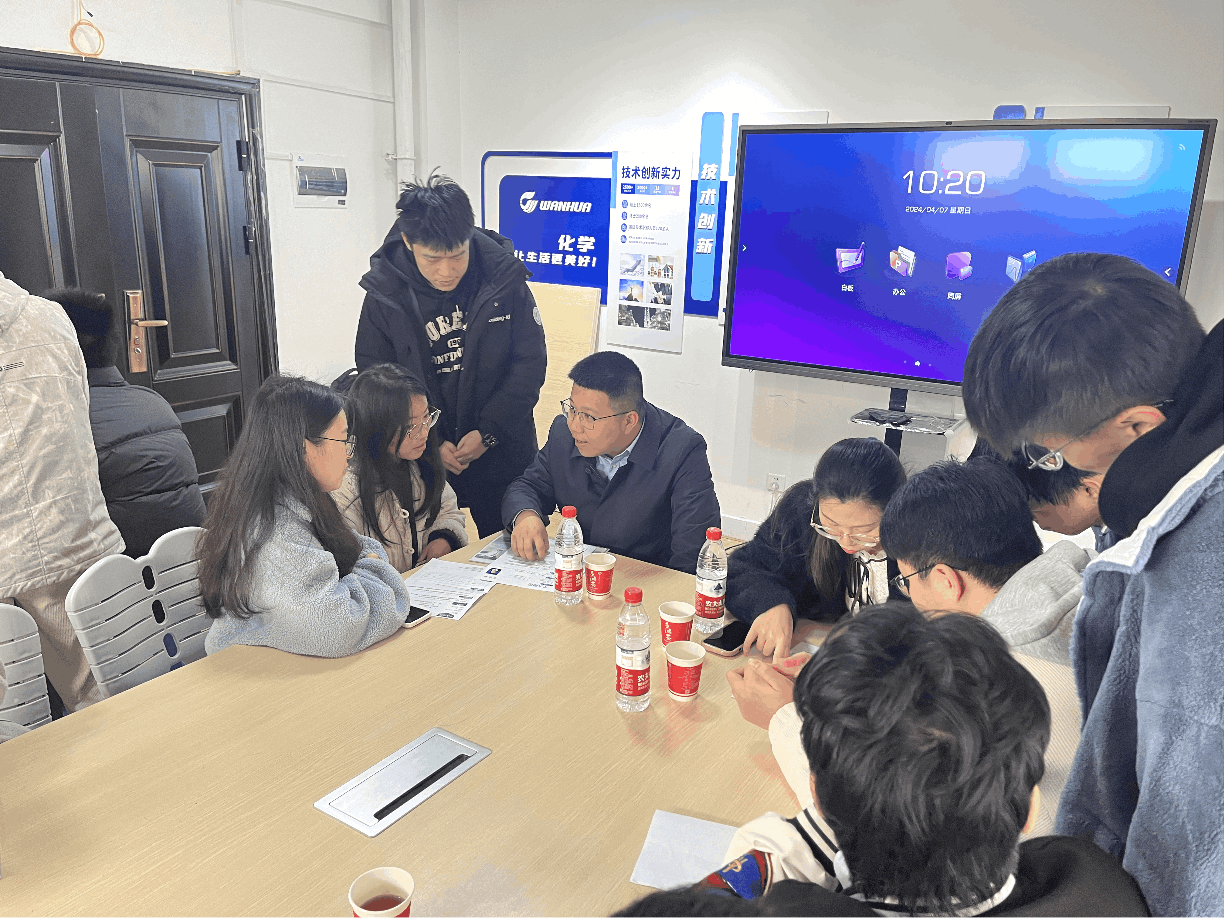 图5 企业导师深入社区开展就业指导工作.png