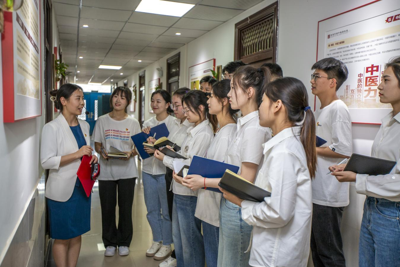 依托党建文化廊道进行“忆往昔峥嵘岁月，展未来任重道远”主题党日活动.png