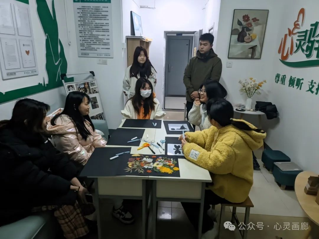 第五社区心灵驿站学生压花制作中.png