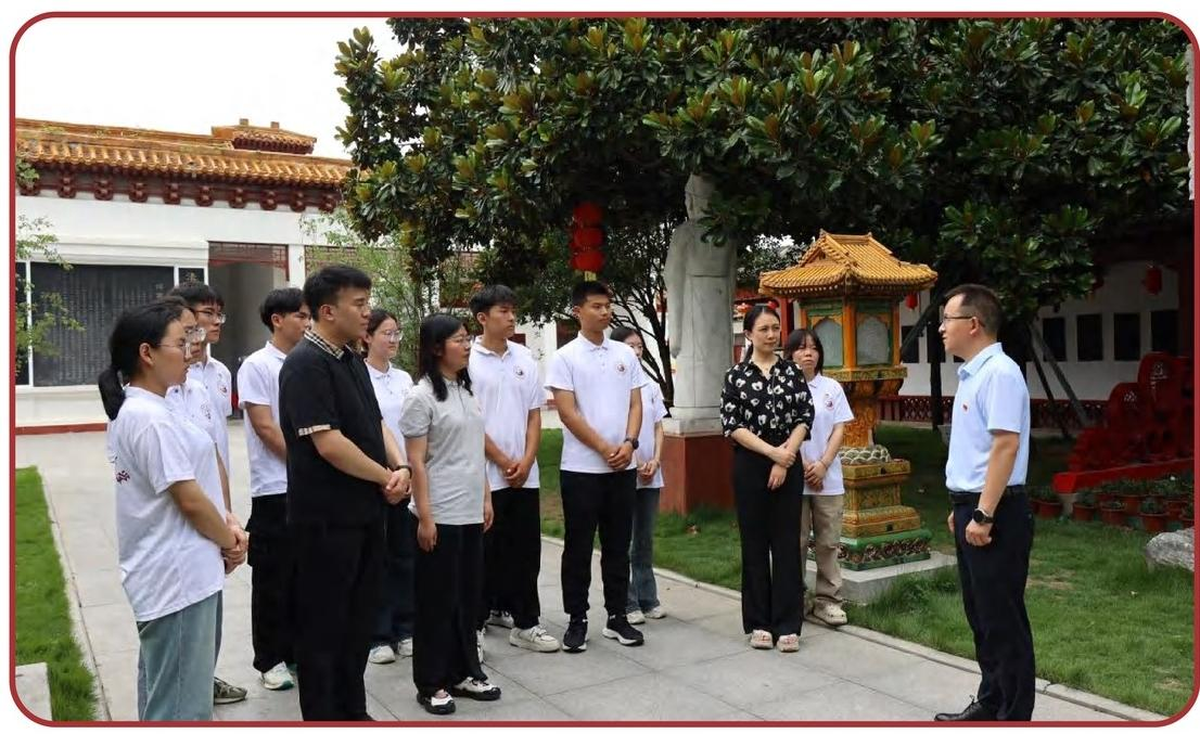 “红色寻访”李志轩书记带领师生在南阳医圣祠参观学习.png